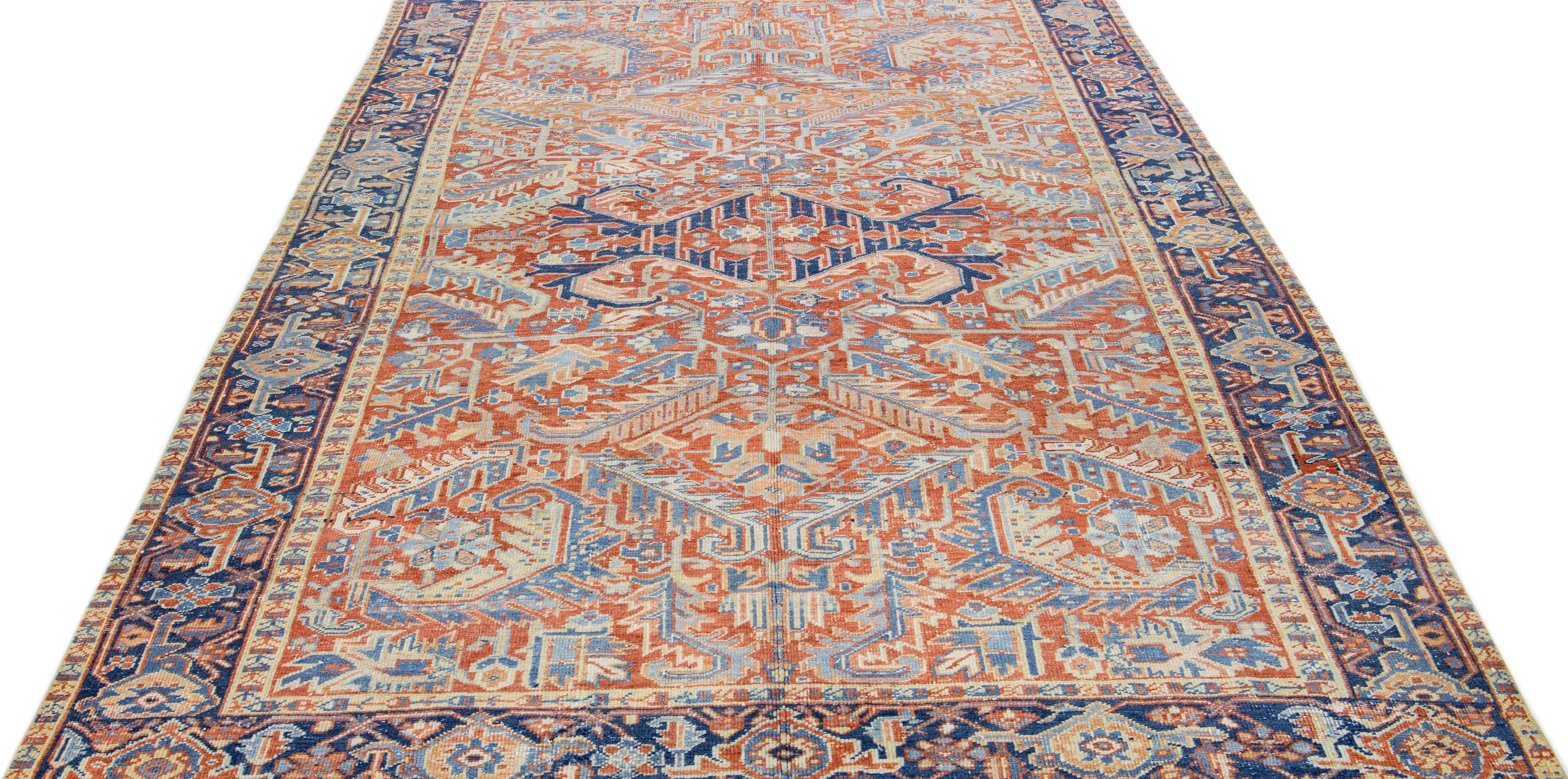 Antiker persischer Heriz handgefertigter rostfarbener Wollteppich mit Allover-Design (Heriz Serapi) im Angebot