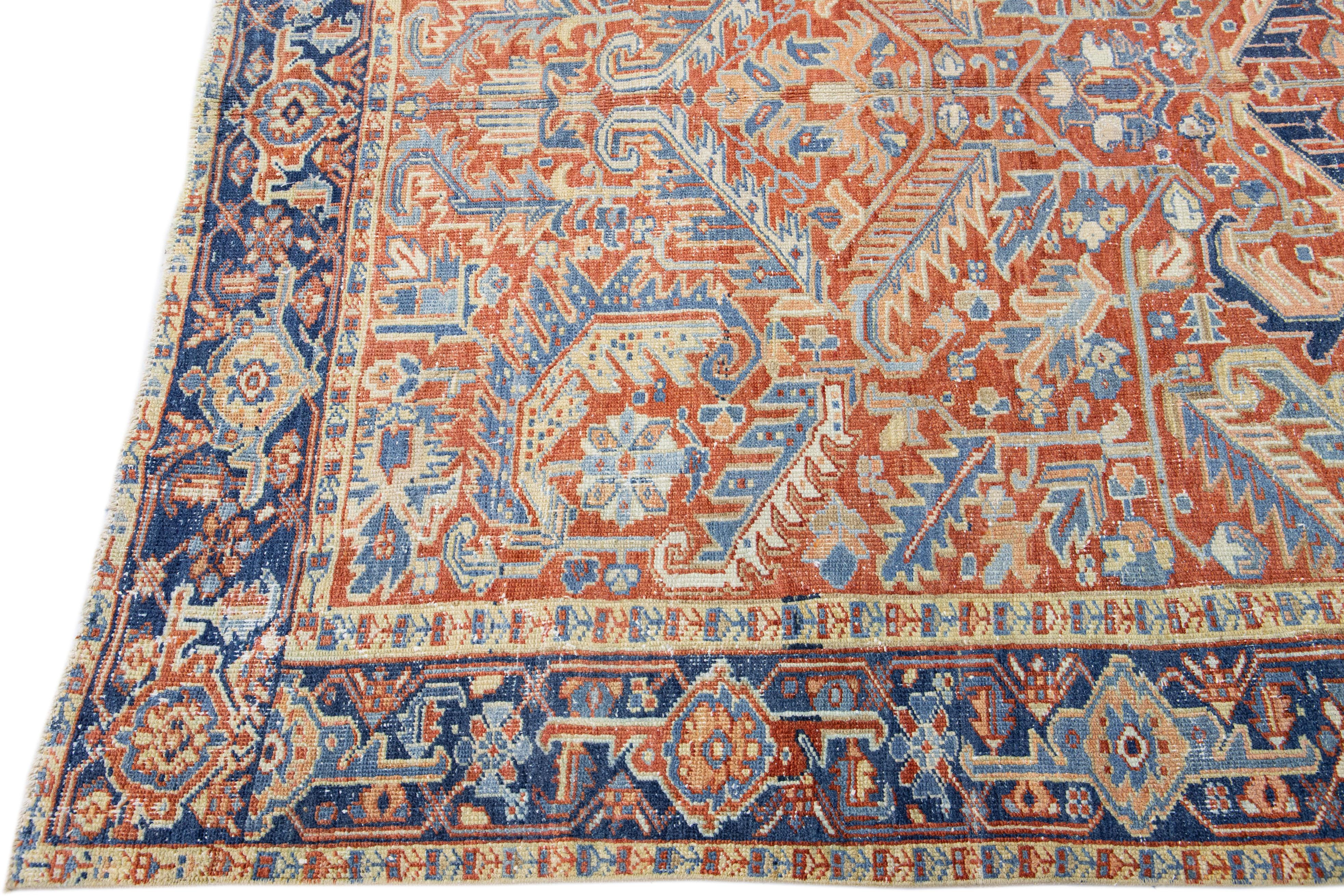 Antiker persischer Heriz handgefertigter rostfarbener Wollteppich mit Allover-Design (Persisch) im Angebot