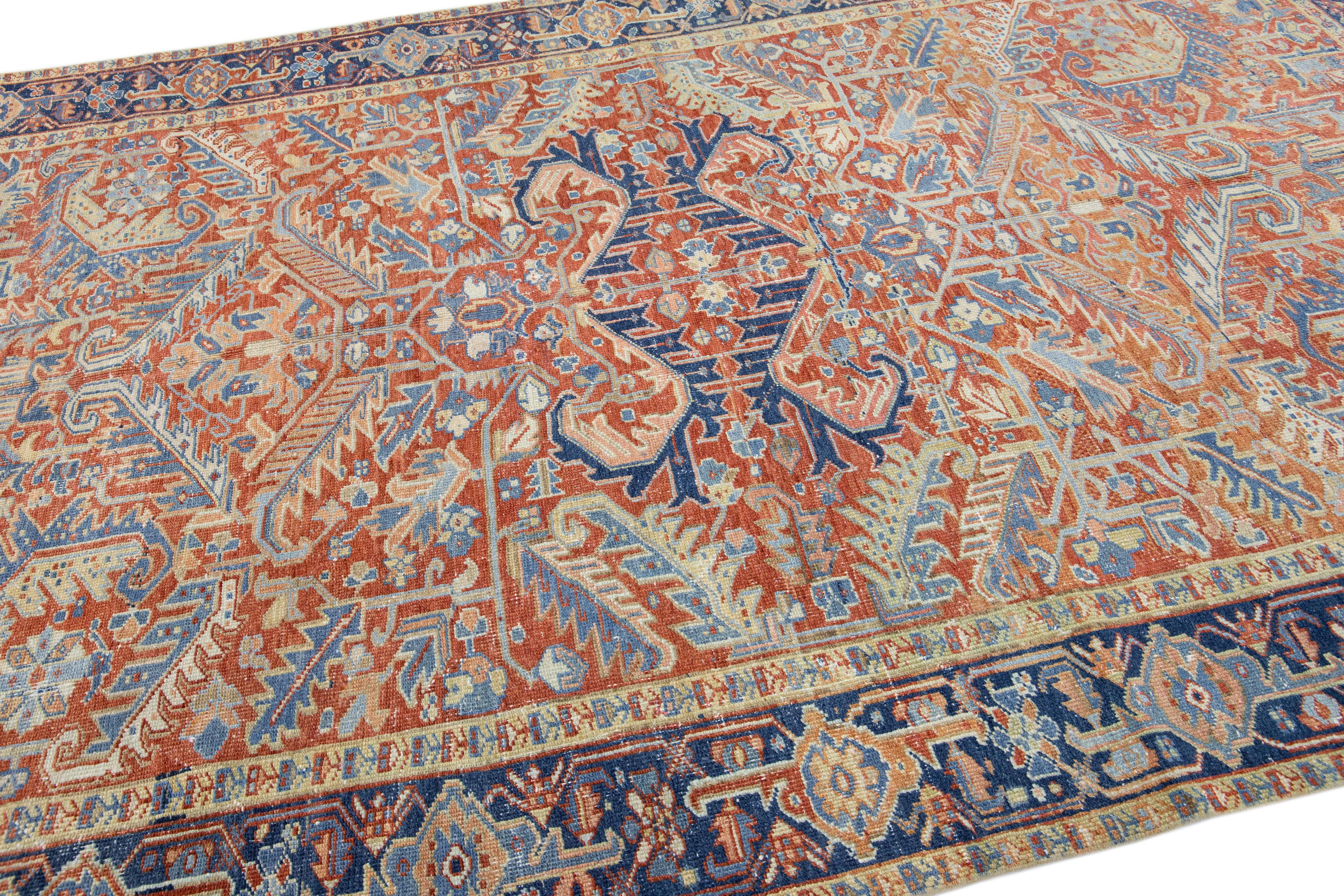 Antiker persischer Heriz handgefertigter rostfarbener Wollteppich mit Allover-Design (Handgeknüpft) im Angebot