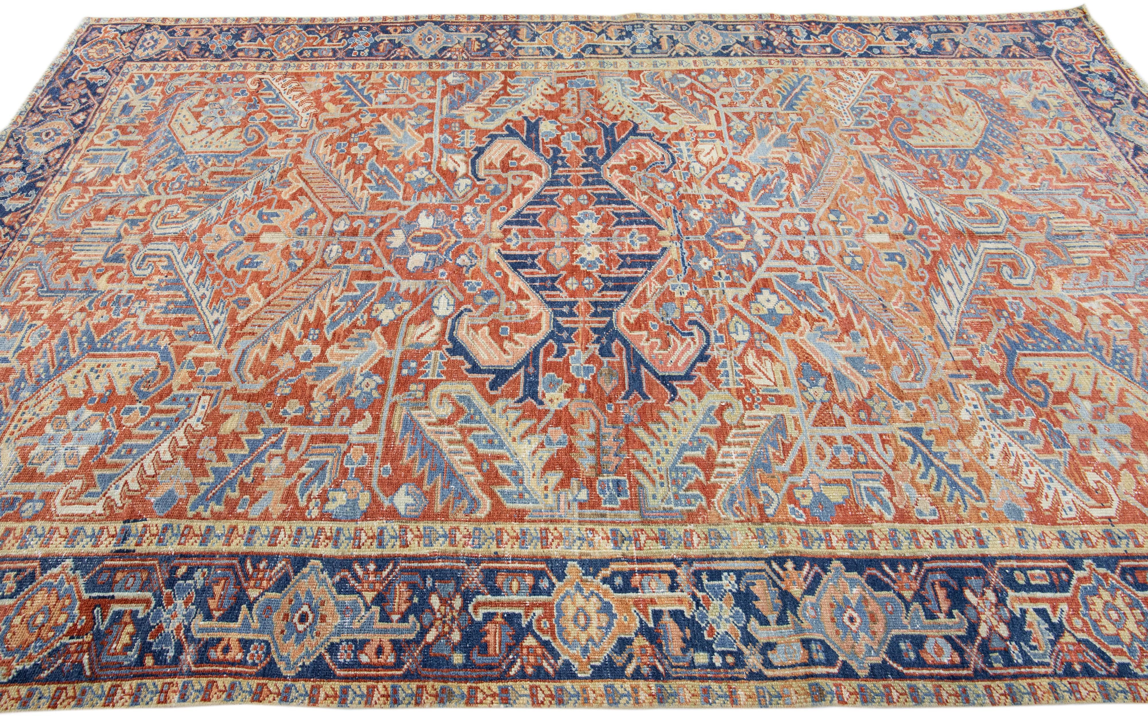 Antiker persischer Heriz handgefertigter rostfarbener Wollteppich mit Allover-Design im Zustand „Gut“ im Angebot in Norwalk, CT