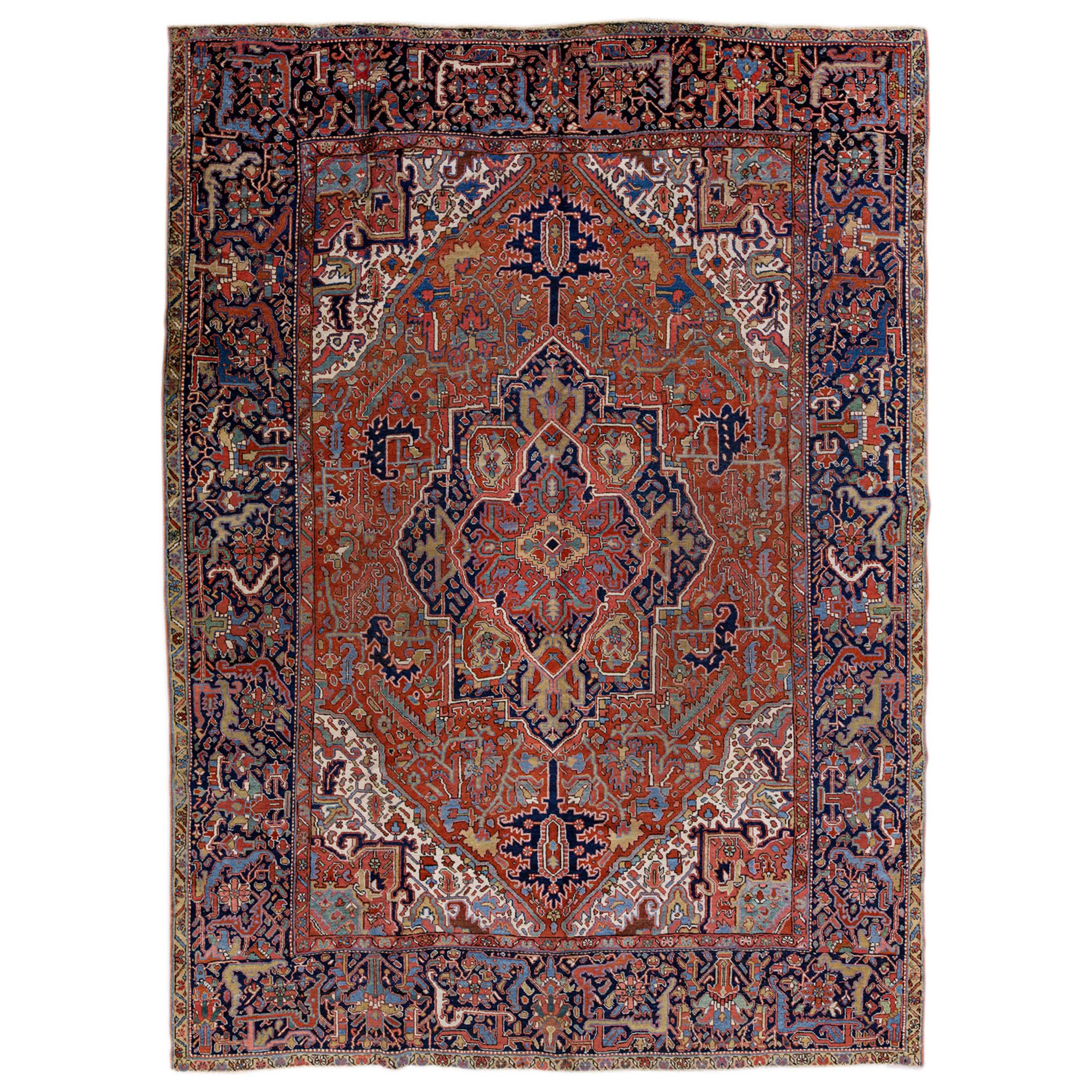Tapis persan ancien Heriz en laine rouille fait à la main avec motif de médaillon
