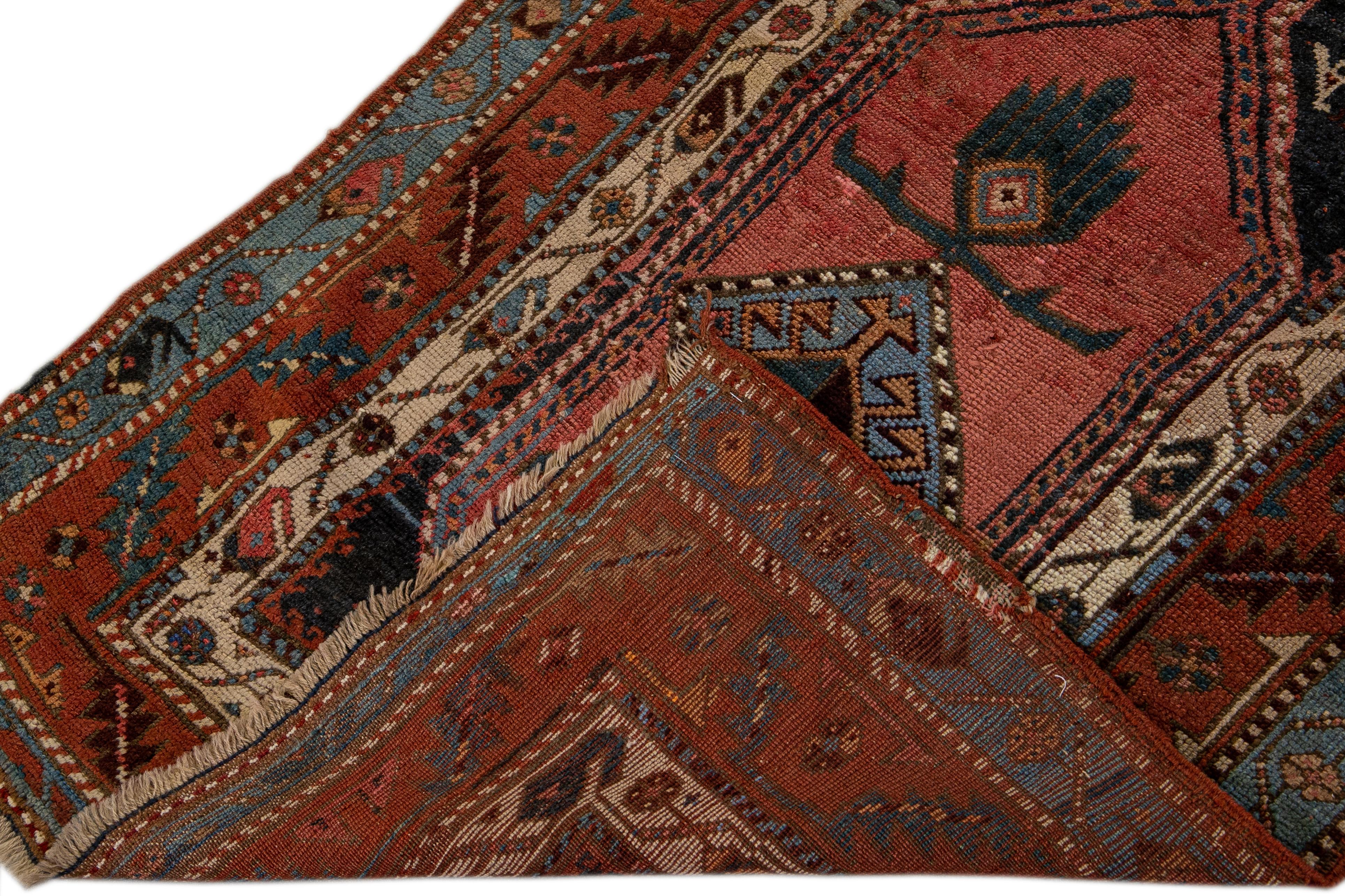 Schöne antike Heriz handgeknüpften Wollteppich mit dem blauen Feld. Dieser Perserteppich hat einen rostigen Rahmen und mehrfarbige Akzente in einem geometrischen Tribal-Muster.

Dieser Teppich misst: 3'2