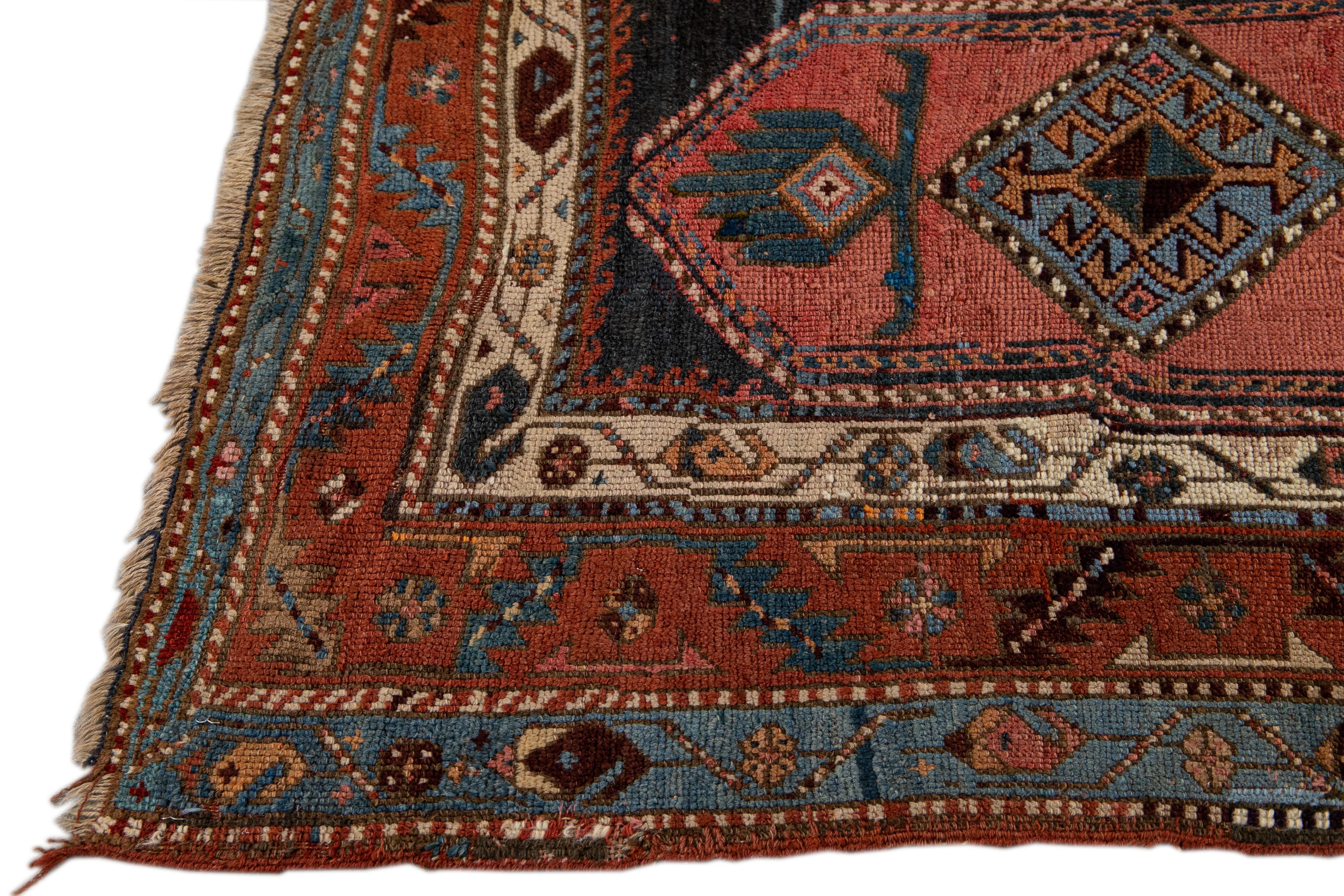 Antiker persischer Heriz-Teppich aus blauer Stammeswolle, handgefertigt (Persisch) im Angebot