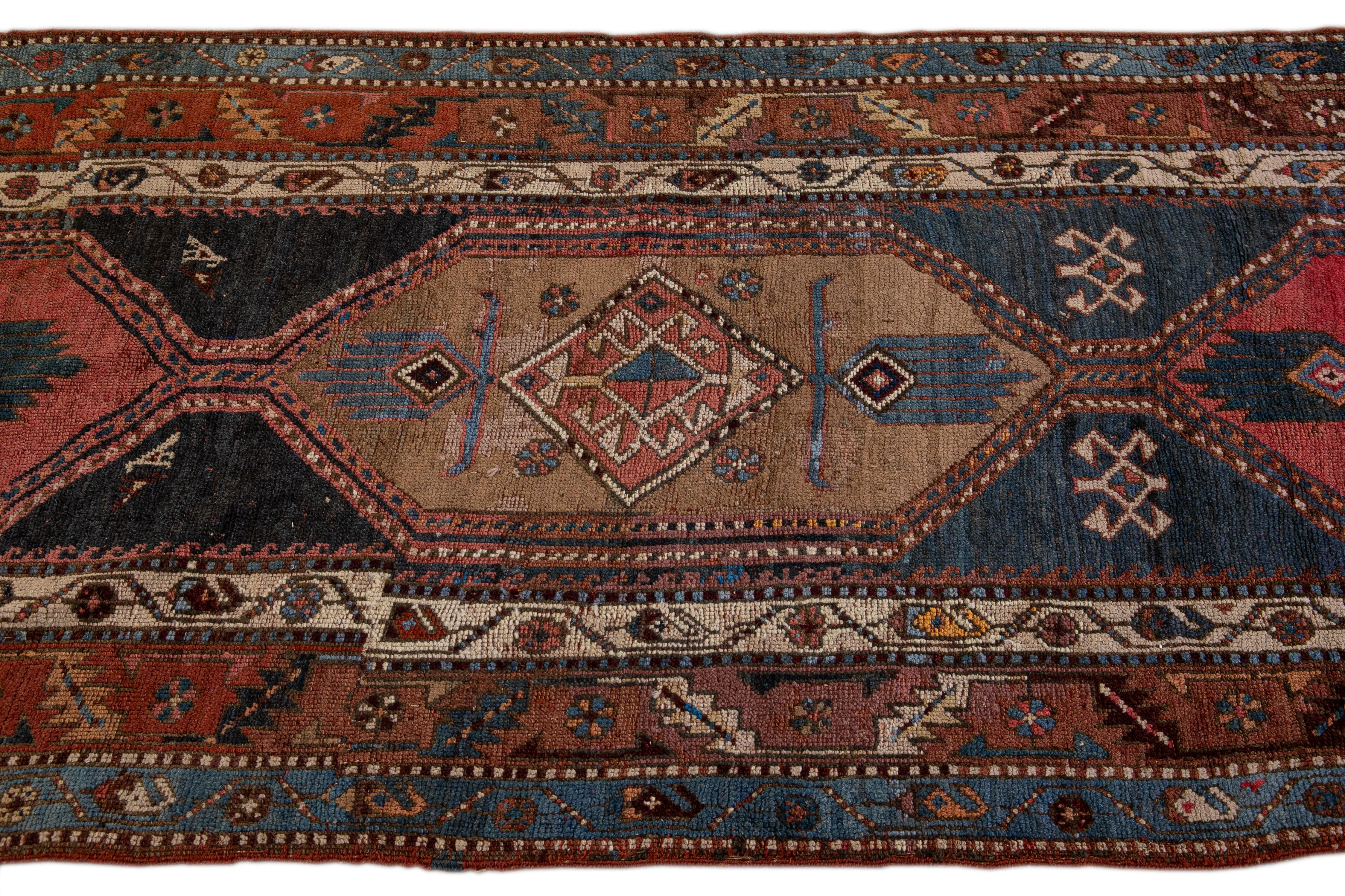 Antiker persischer Heriz-Teppich aus blauer Stammeswolle, handgefertigt im Zustand „Starke Gebrauchsspuren“ im Angebot in Norwalk, CT