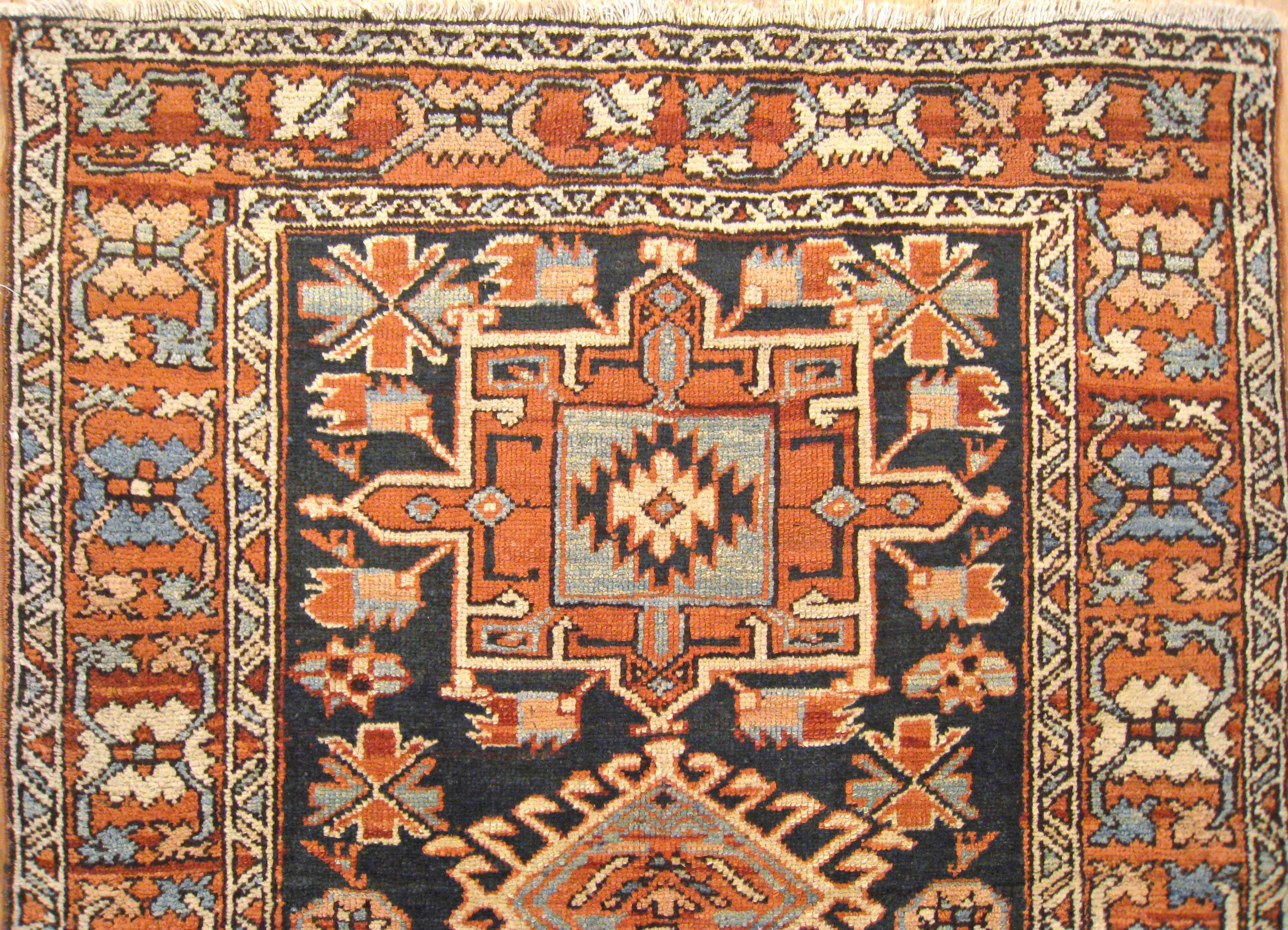 Noué à la main Tapis persan ancien Heriz Karaja Oriental, de petite taille carrée avec des tons de bijoux en vente