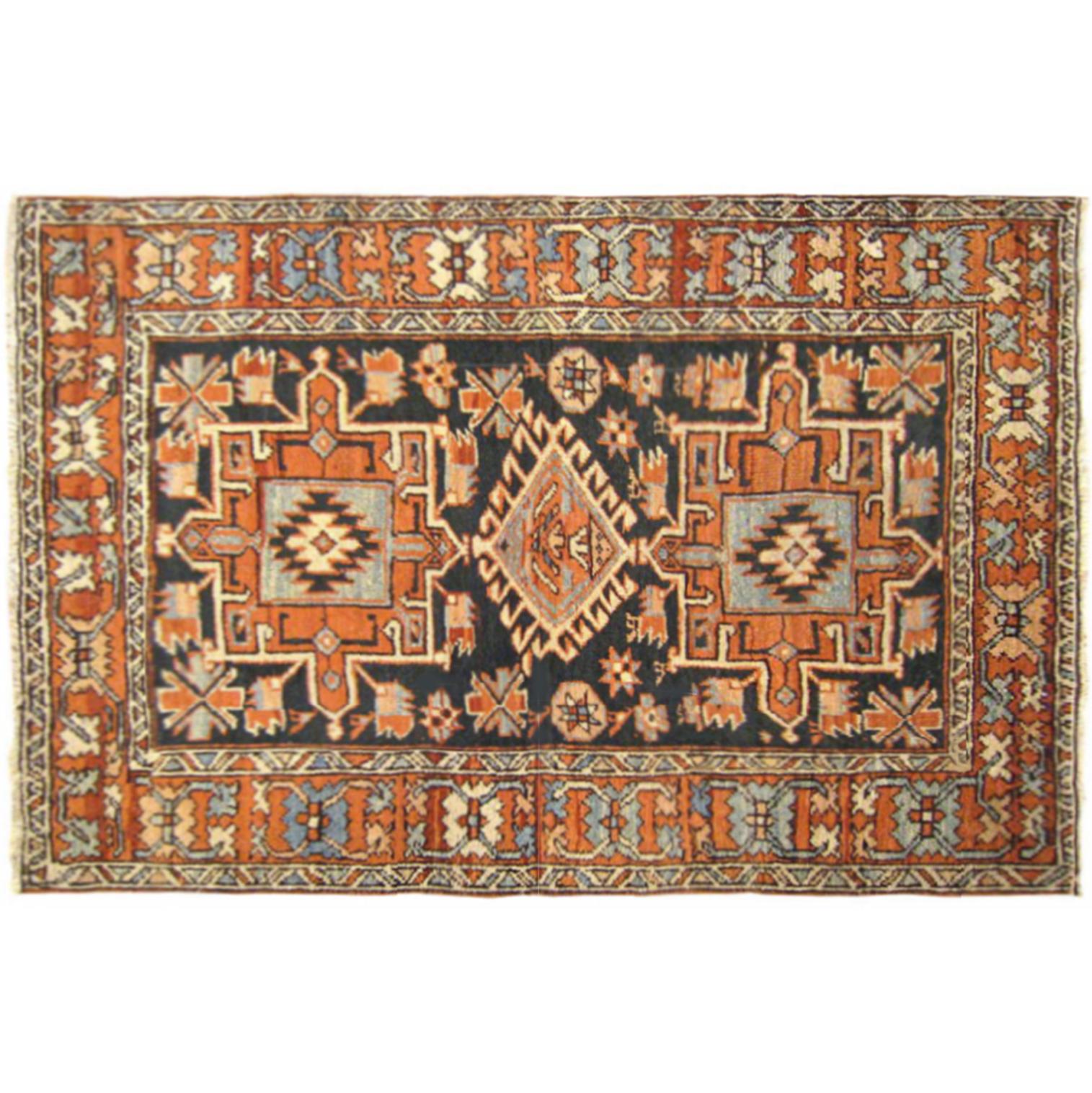 Tapis persan ancien Heriz Karaja Oriental, de petite taille carrée avec des tons de bijoux