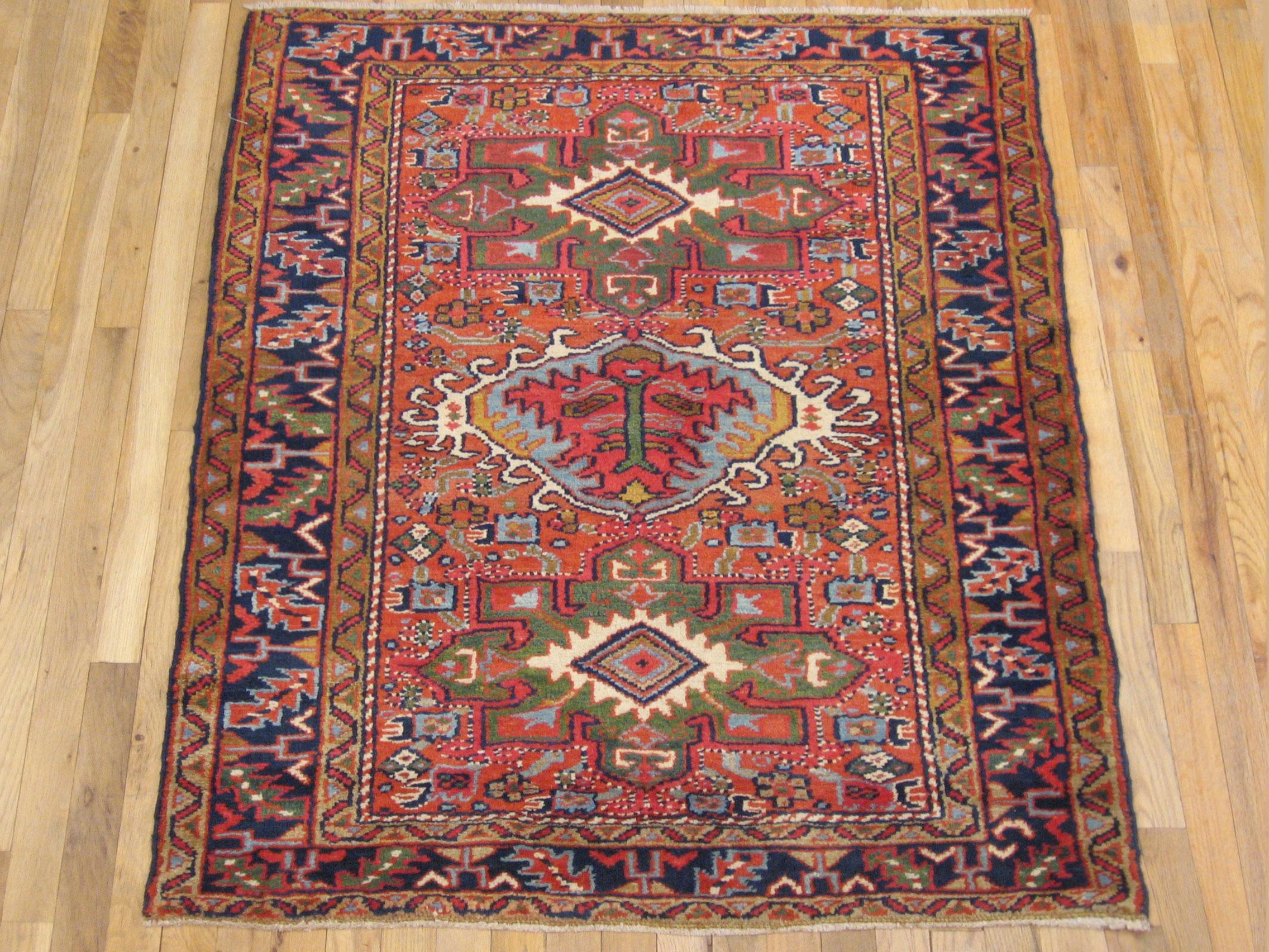 Ancien tapis persan Heriz Karaja, taille 4'4