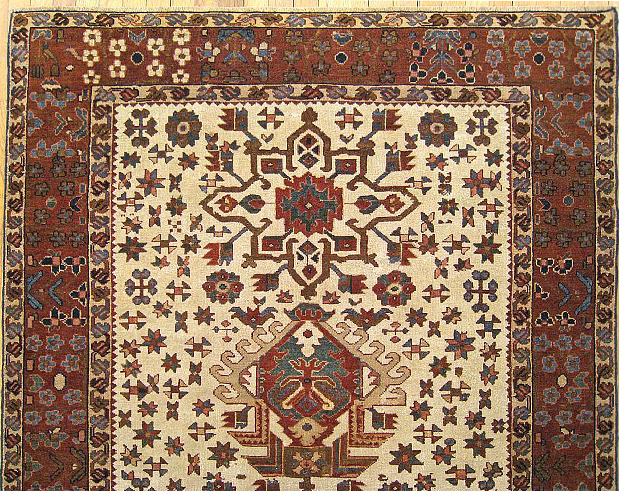 Antiker persischer Heriz Karaja- orientalischer Teppich, klein, mit mehreren Medaillons (Persisch) im Angebot