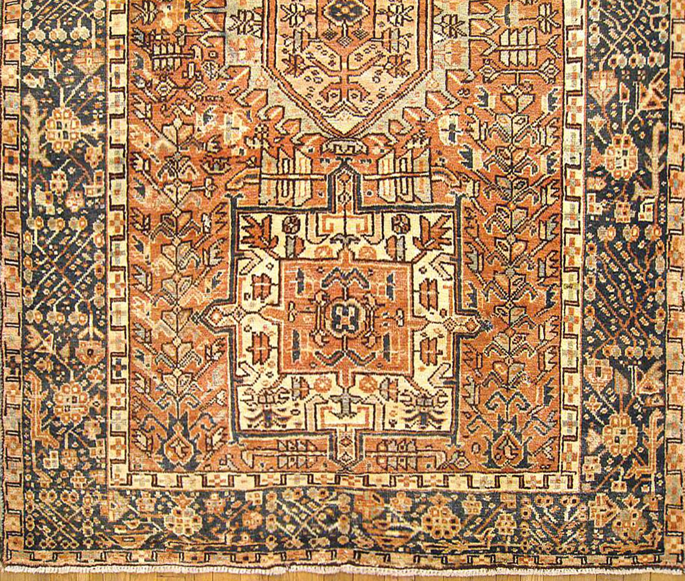 Antiker persischer Heriz Karaja- orientalischer Teppich, klein, mit mehreren Medaillons (Persisch) im Angebot