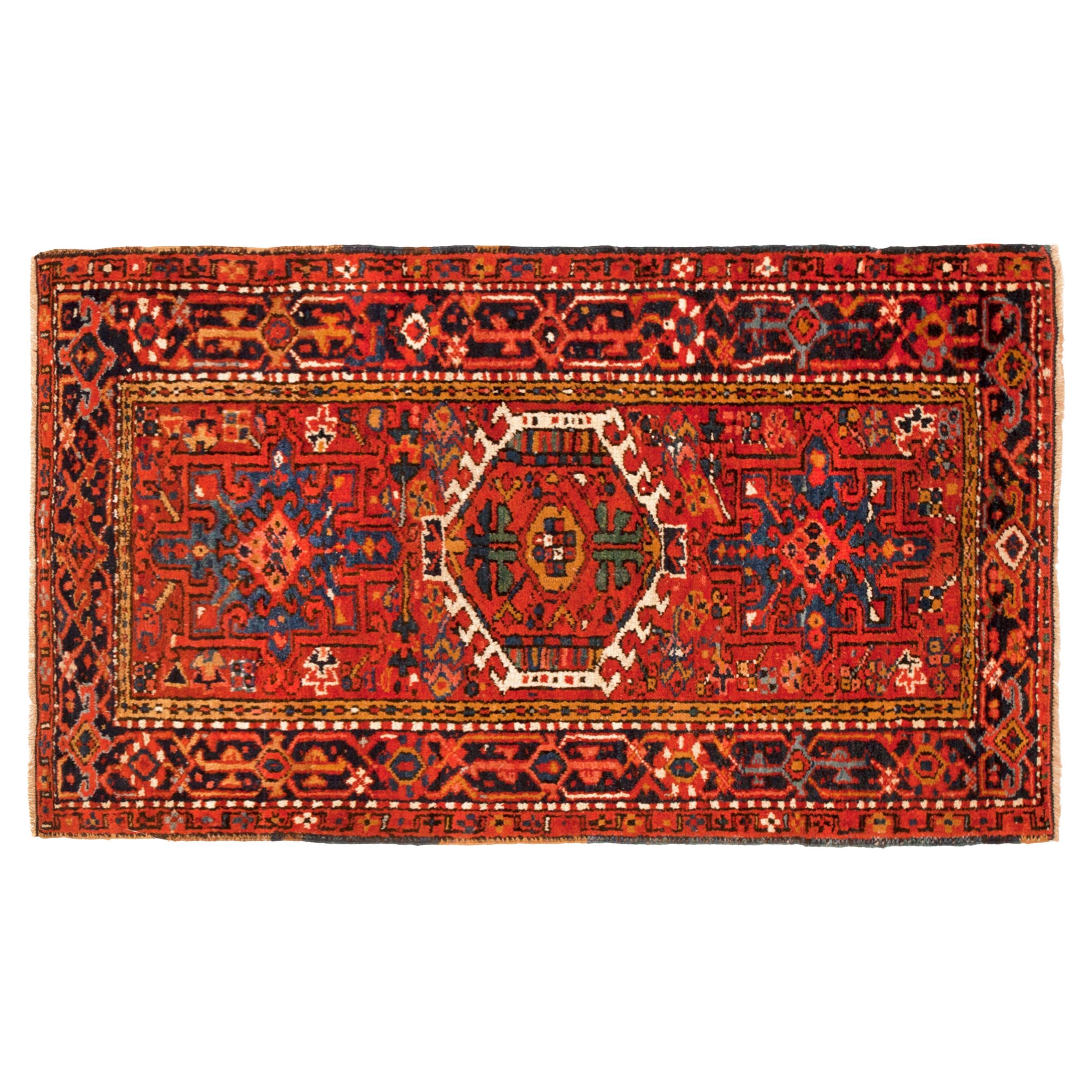 Tapis persan ancien Heriz Karaja Oriental, petite taille, avec plusieurs médaillons