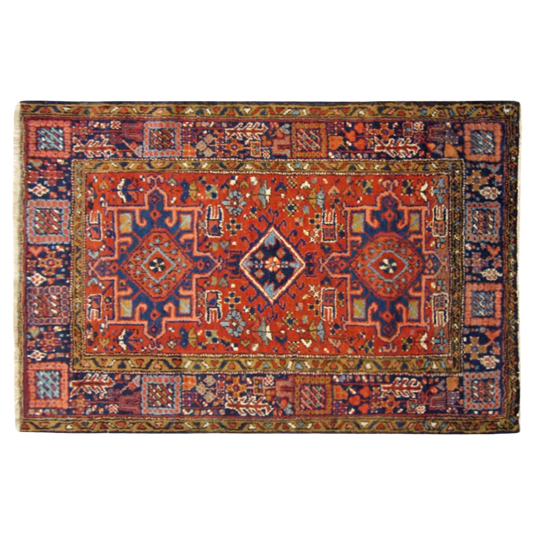 Tapis persan ancien Heriz Karaja Oriental, petite taille, avec plusieurs médaillons