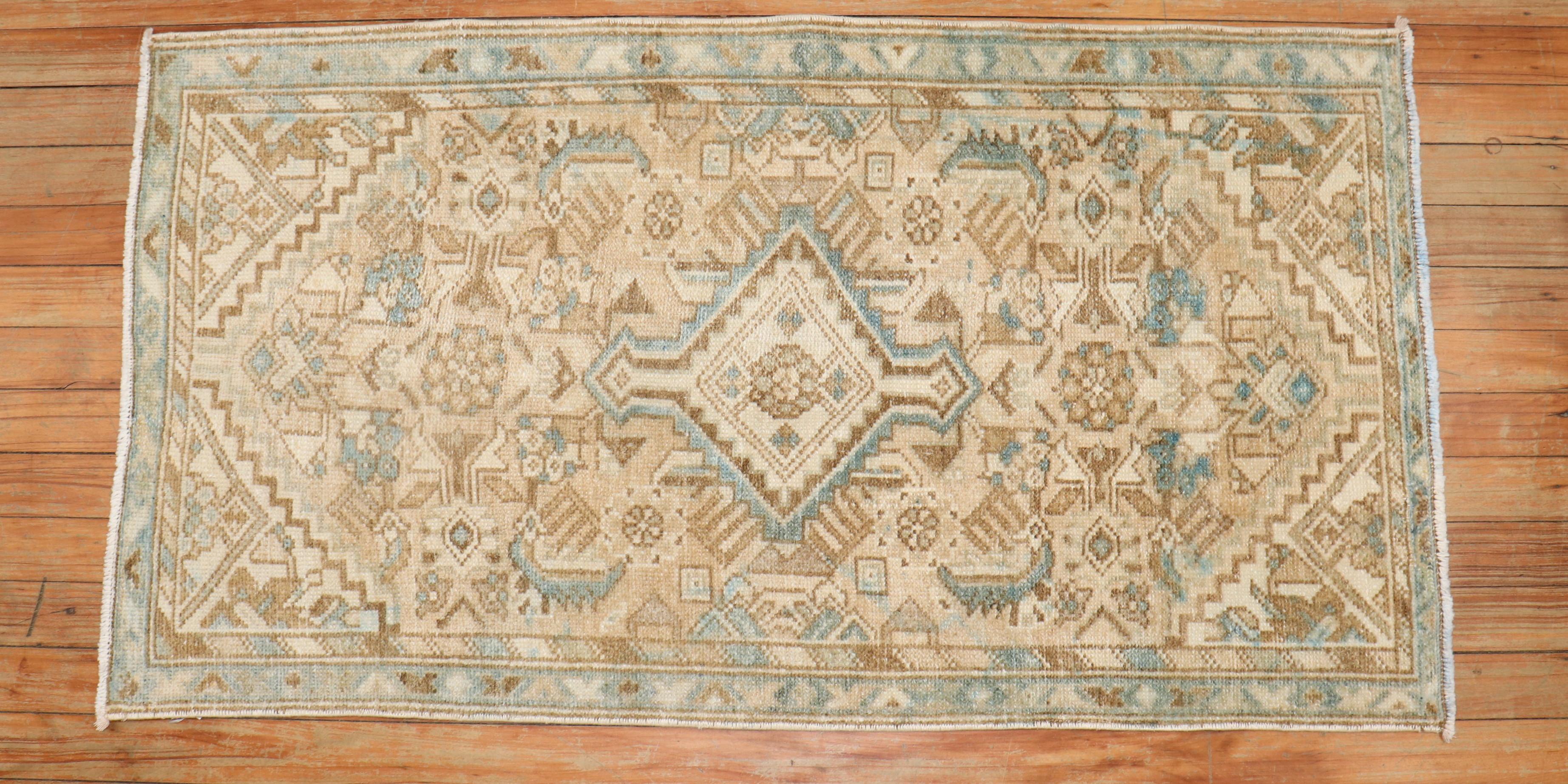 Mid 20th century Mini size Persian Heriz rug in neutral colors

Measures: 2'1'' x 3'10''.