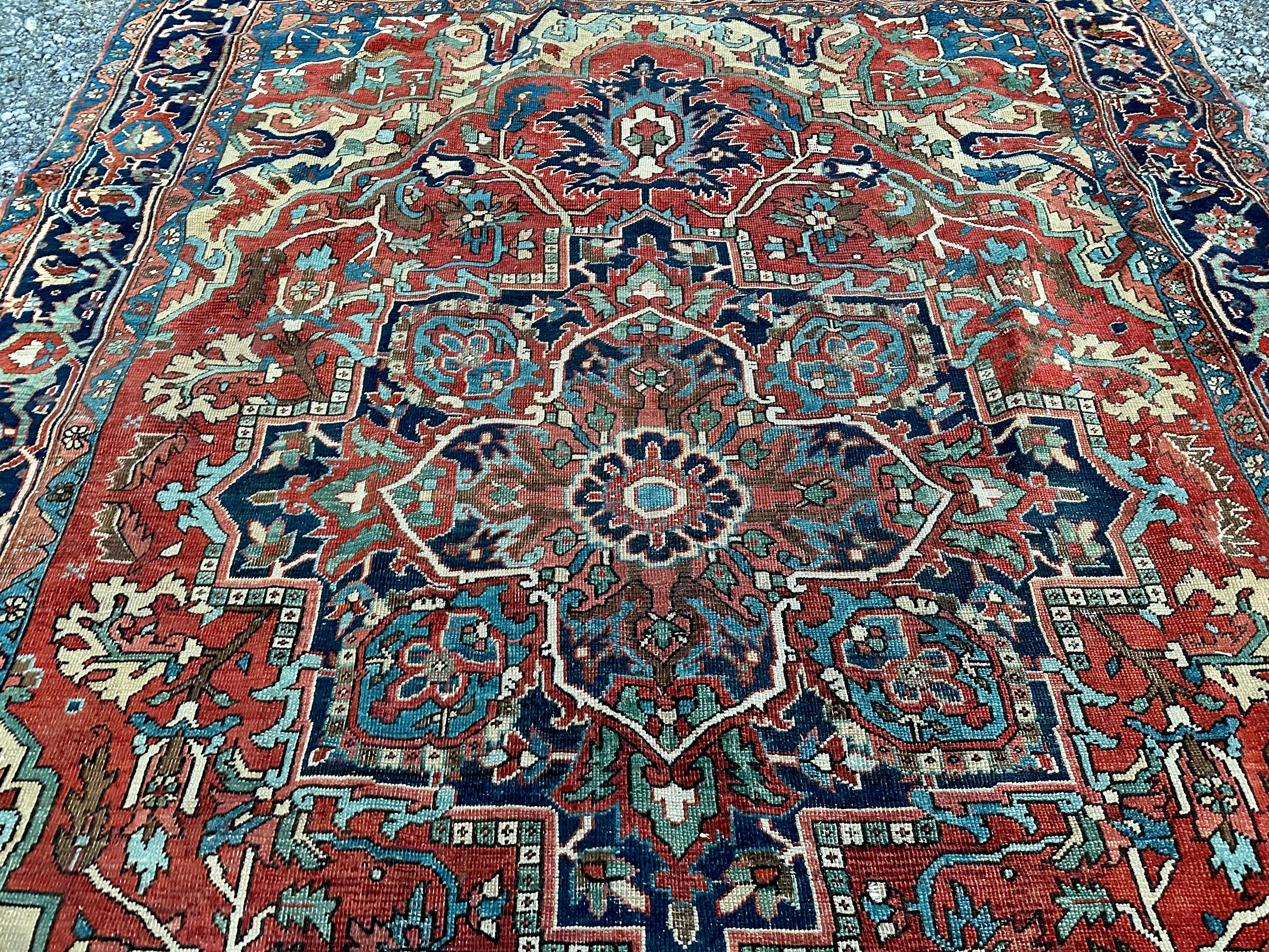 IN VENDITA ORA 20%  SPENTO

Si tratta di un antico tappeto orientale persiano Heriz del 1930 circa in buone condizioni.  100% lana, colori molto belli e dimensioni adatte alla maggior parte delle stanze. Lavati e puliti, i tappeti sono pronti per