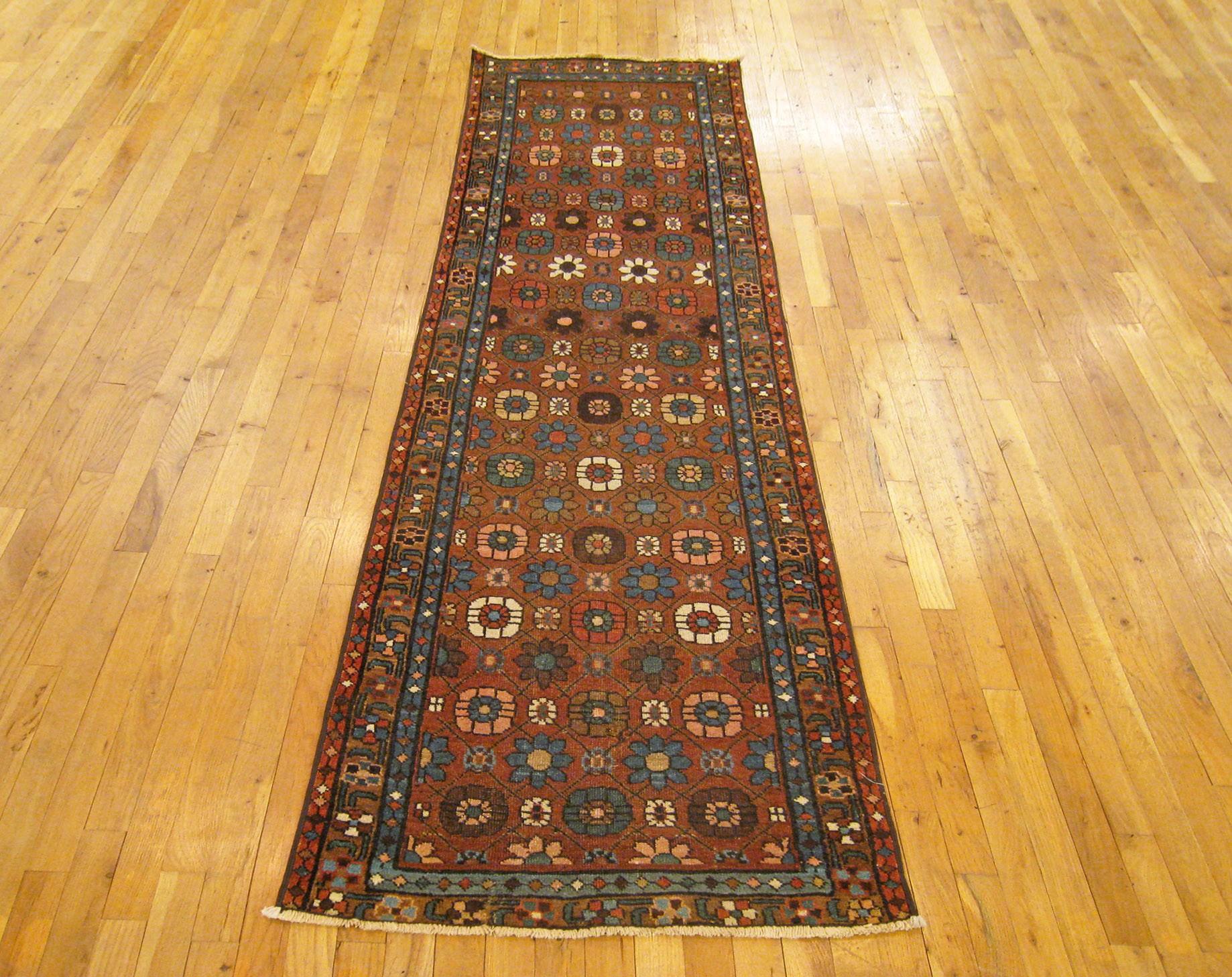 Antiker persischer Heriz- orientalischer Heriz-Teppich, in Läufergröße, wiederkehrendes Blumenkopf-Design (Persisch) im Angebot