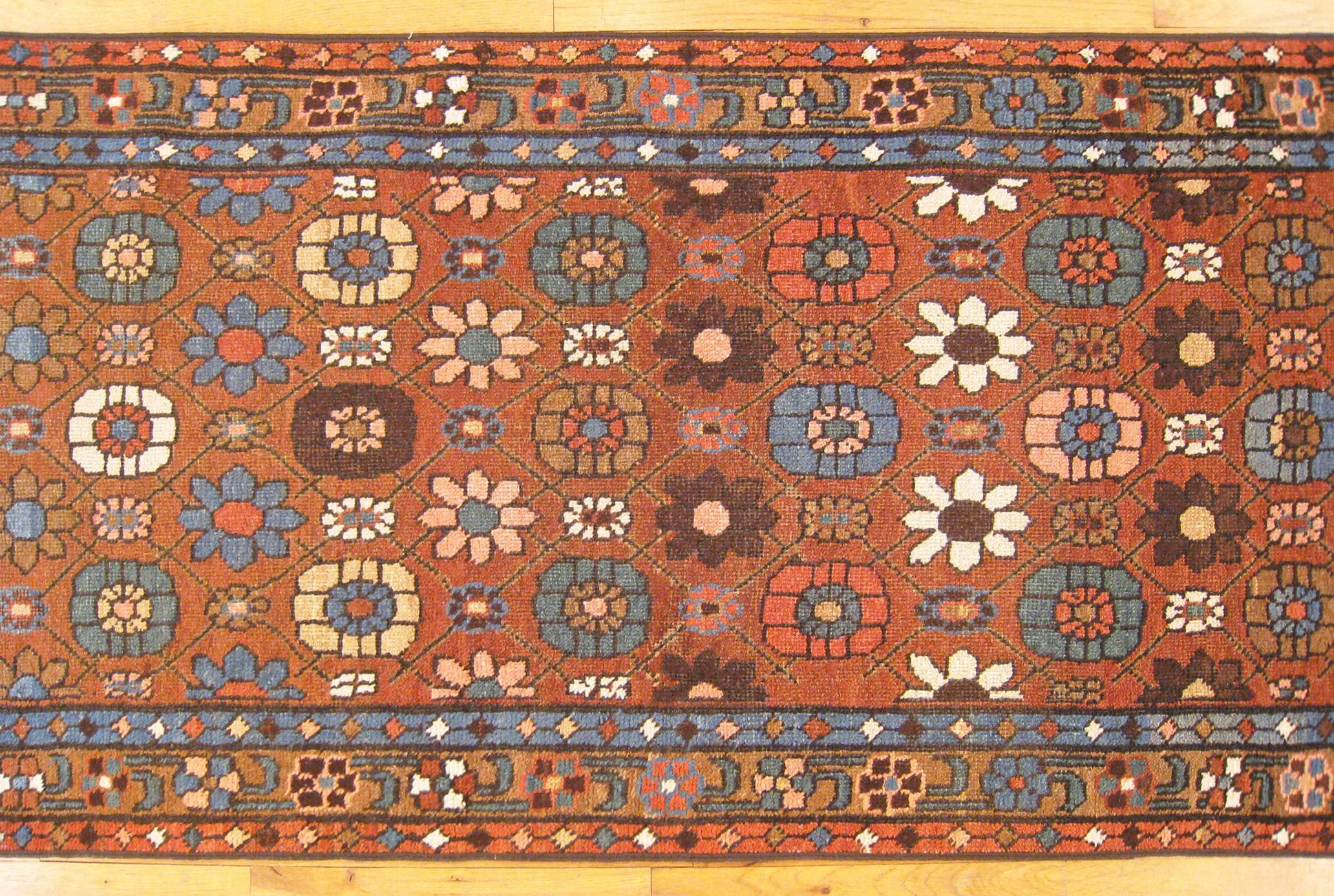 Antiker persischer Heriz- orientalischer Heriz-Teppich, in Läufergröße, wiederkehrendes Blumenkopf-Design im Zustand „Gut“ im Angebot in New York, NY