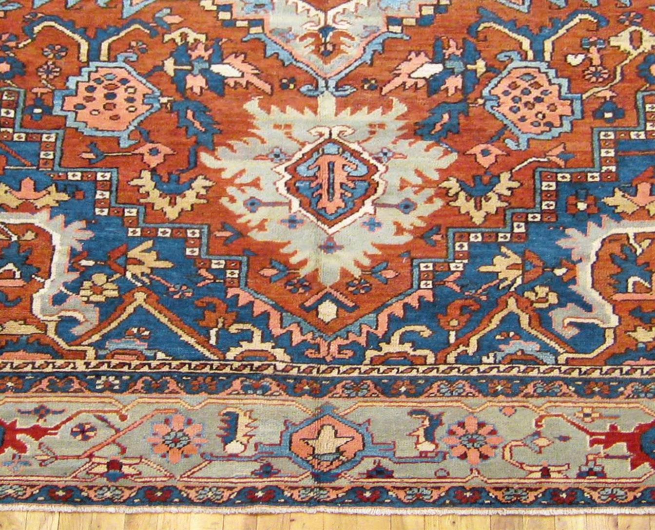 Asiatique Tapis persan ancien Heriz Oriental, taille de pièce, avec médaillon central en vente