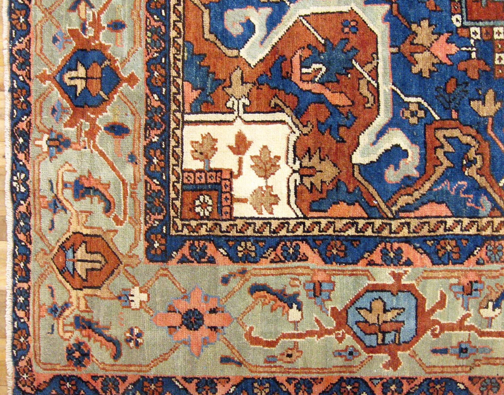Noué à la main Tapis persan ancien Heriz Oriental, taille de pièce, avec médaillon central en vente