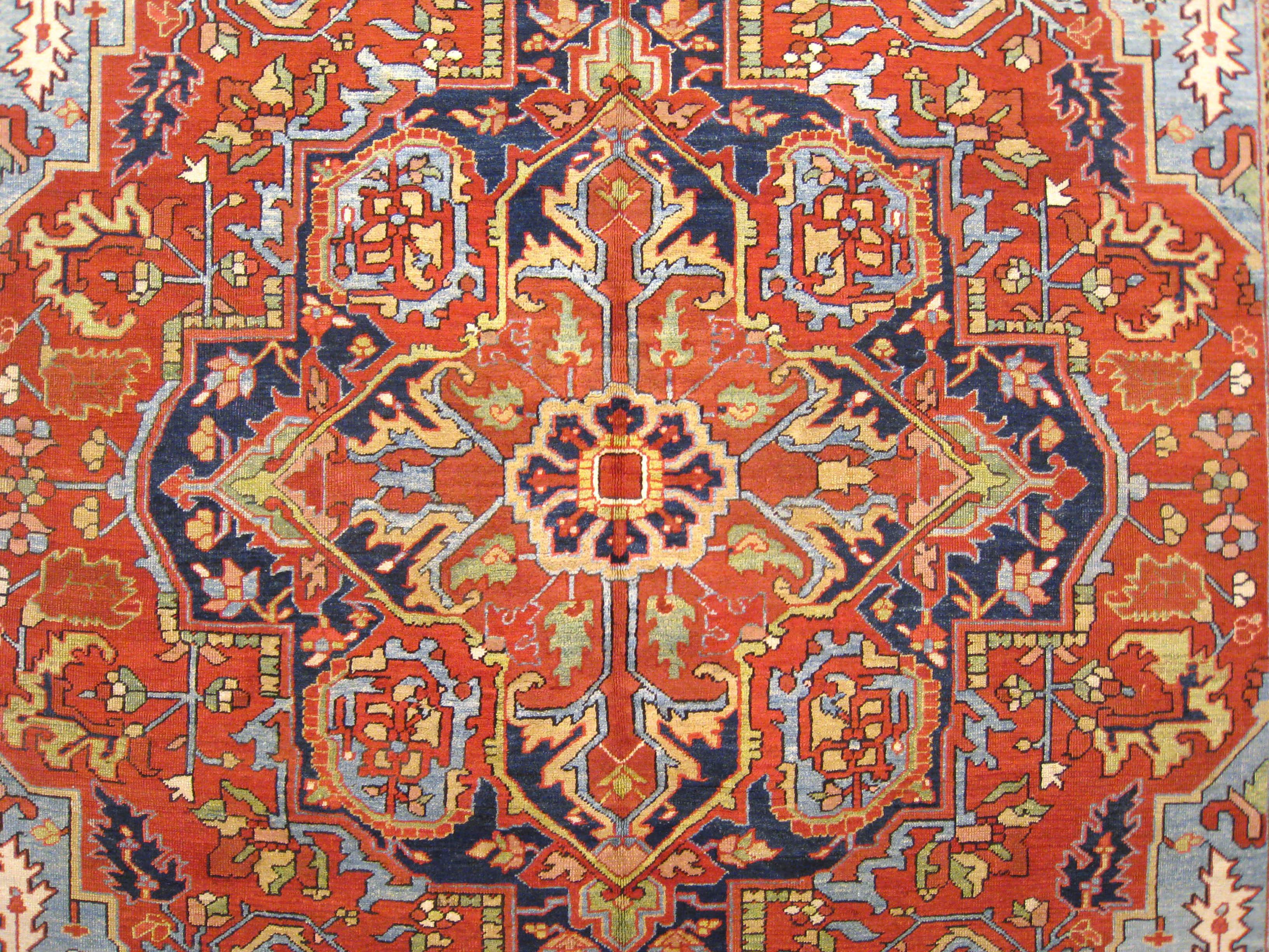 Antique Persian Heriz Oriental Rug, Room Size, W/ Central Medallion In Good Condition For Sale In New York, NY