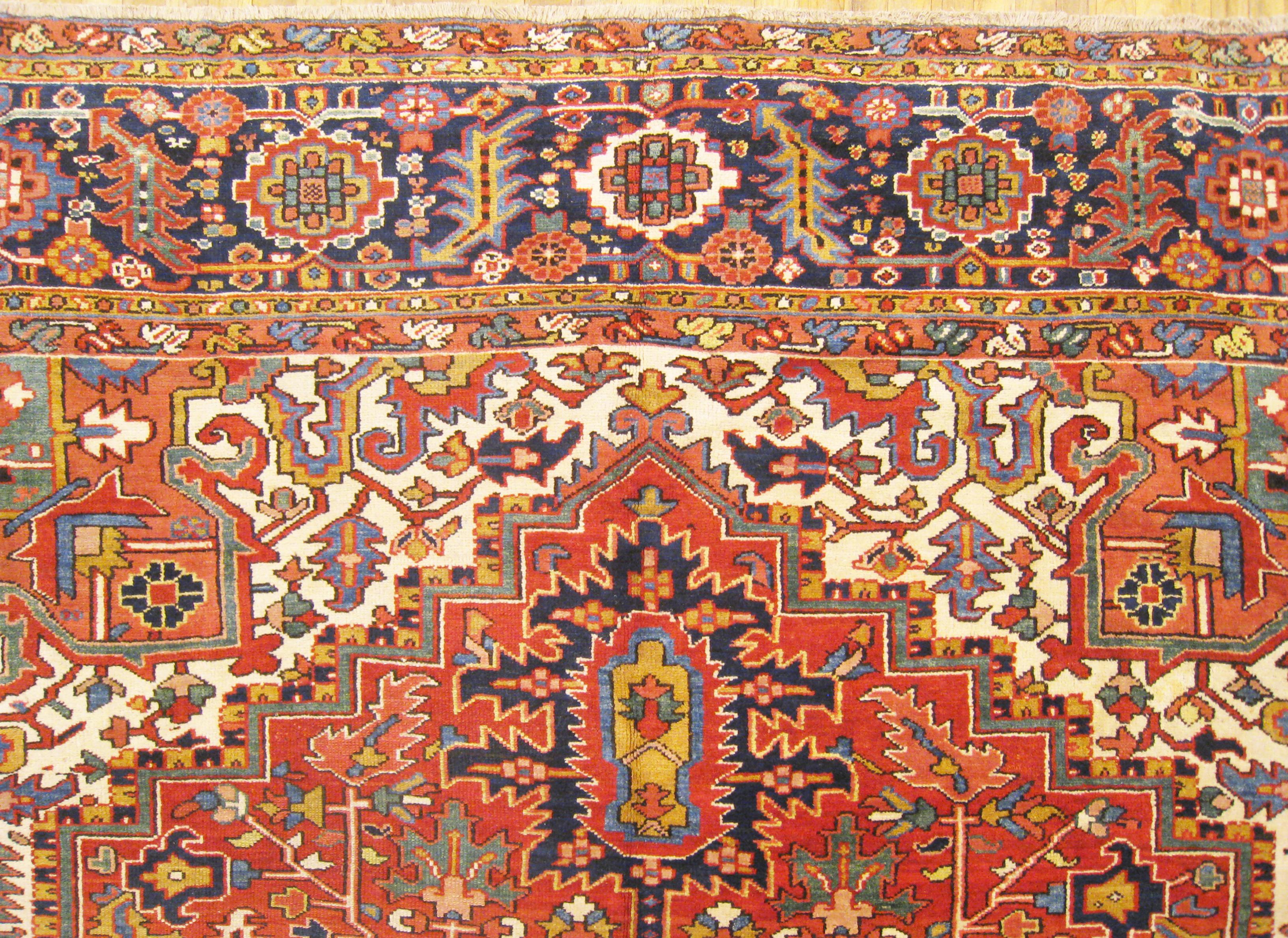 Antique Persian Heriz Oriental Rug, Room Size, W/ Central Medallion In Good Condition For Sale In New York, NY