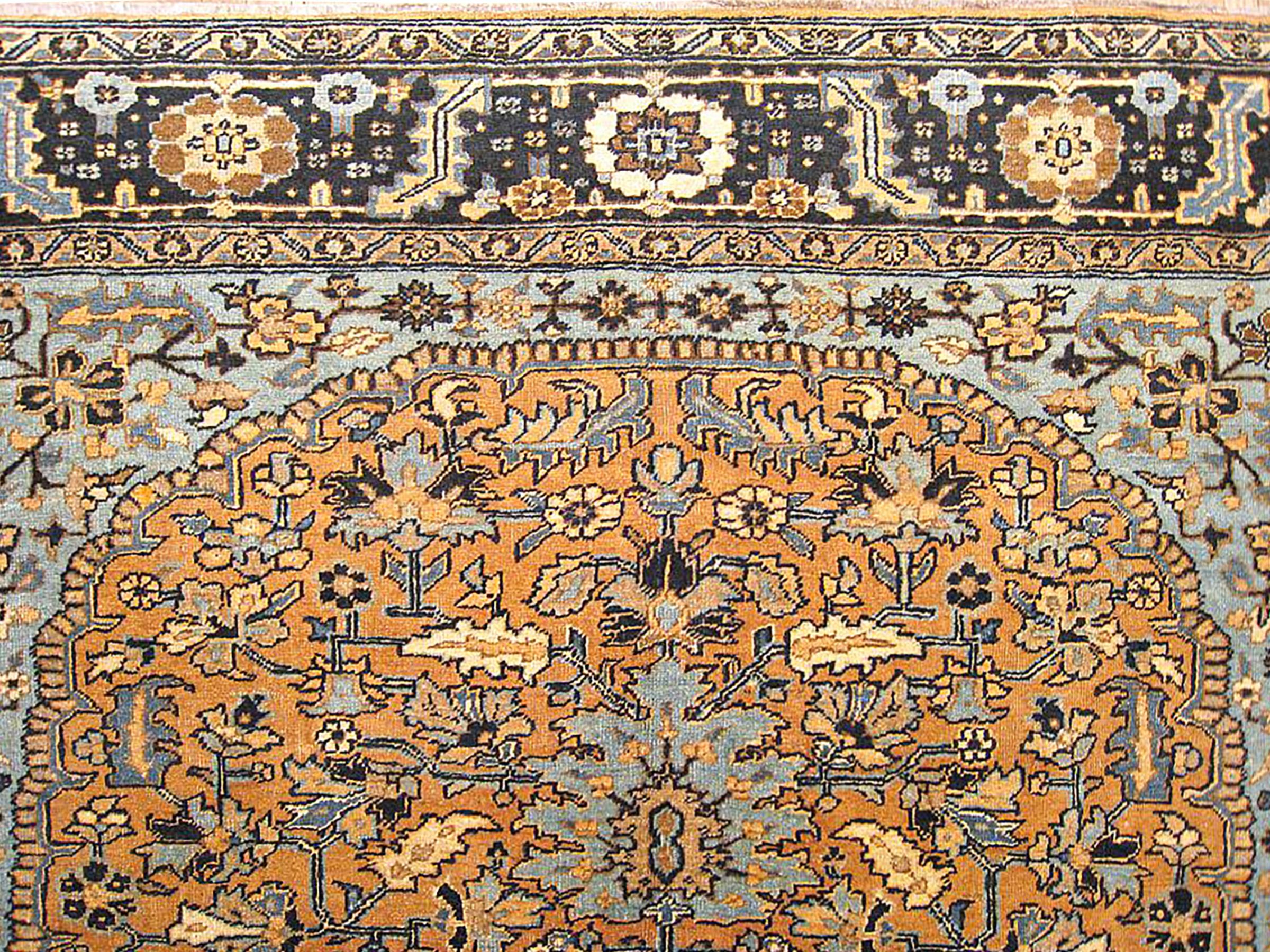 Antique Persian Heriz Oriental Rug, Room Size, W/ Central Medallion In Good Condition For Sale In New York, NY