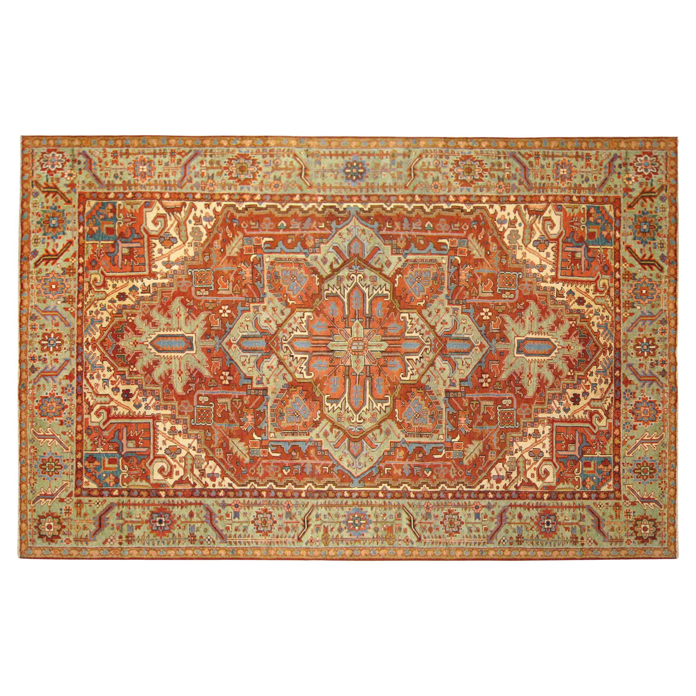 Tapis persan ancien Heriz Oriental, taille de pièce, avec médaillon central