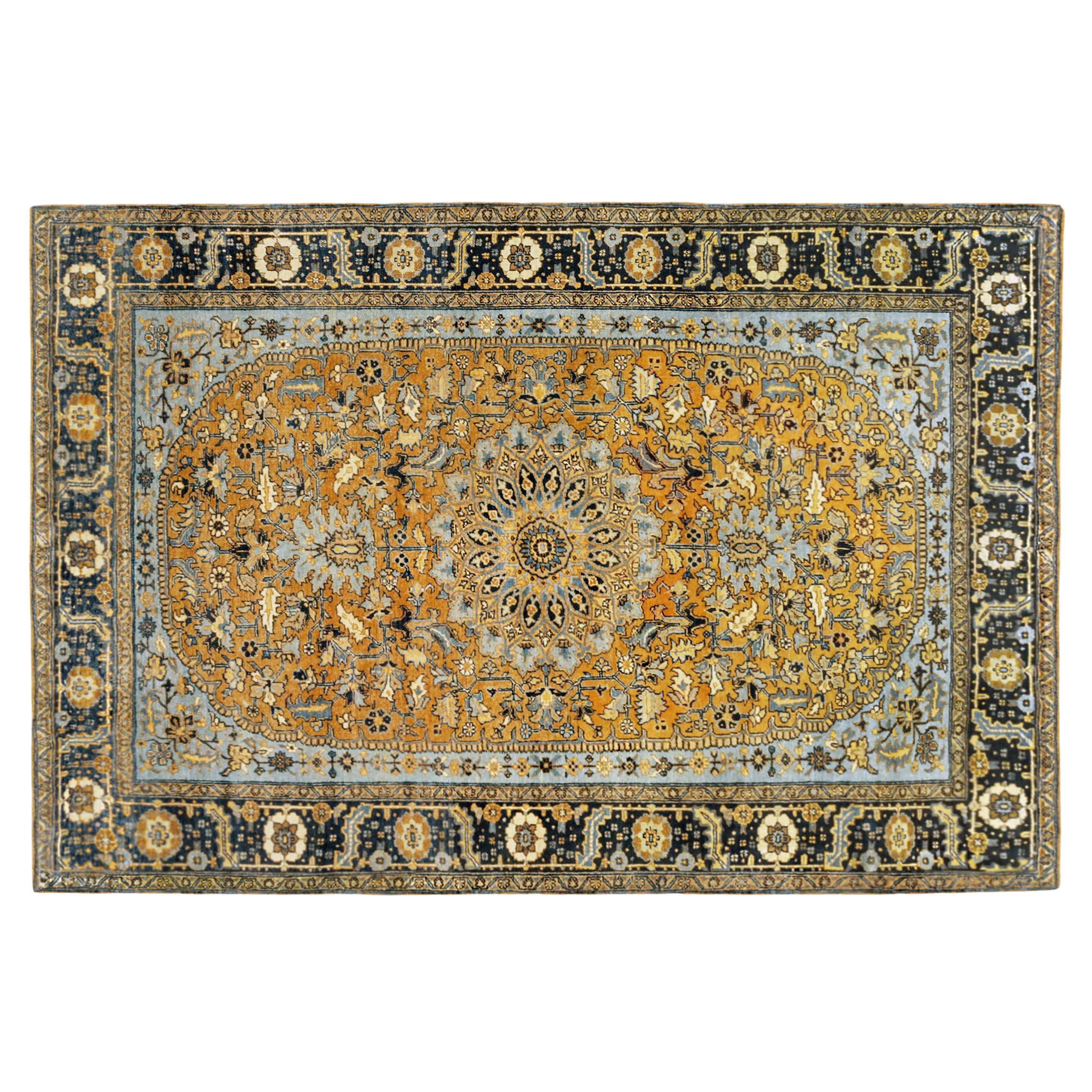 Tapis persan ancien Heriz Oriental, taille de pièce, avec médaillon central