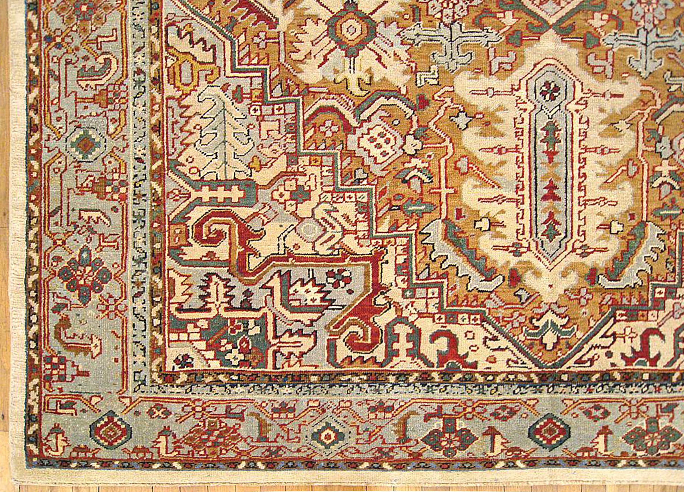 Antiker persischer Heriz- orientalischer Teppich, Zimmergröße, mit geometrischen abstrakten Motiven (Persisch) im Angebot