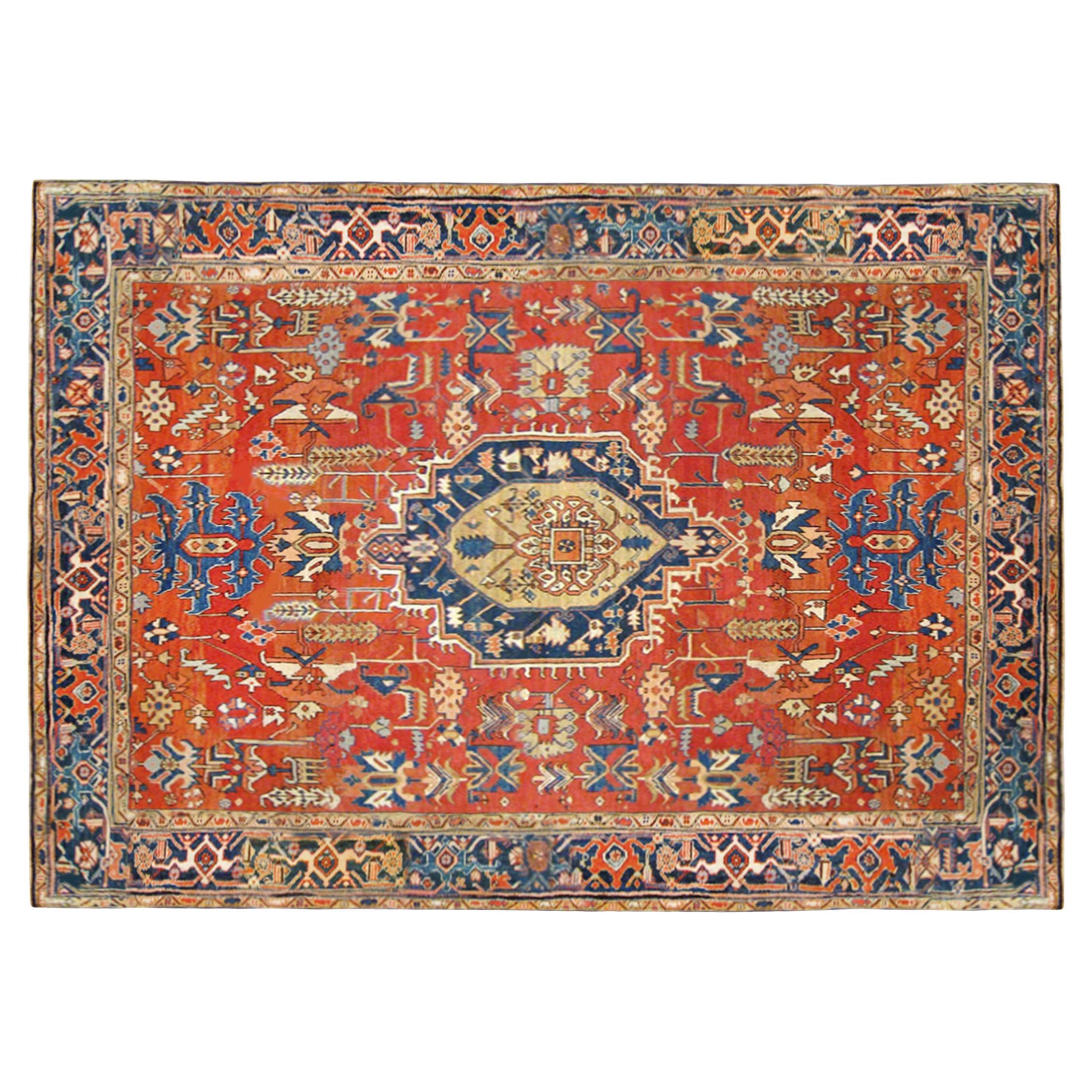 Tapis persan ancien Heriz Oriental, taille de pièce, avec abstraits géométriques