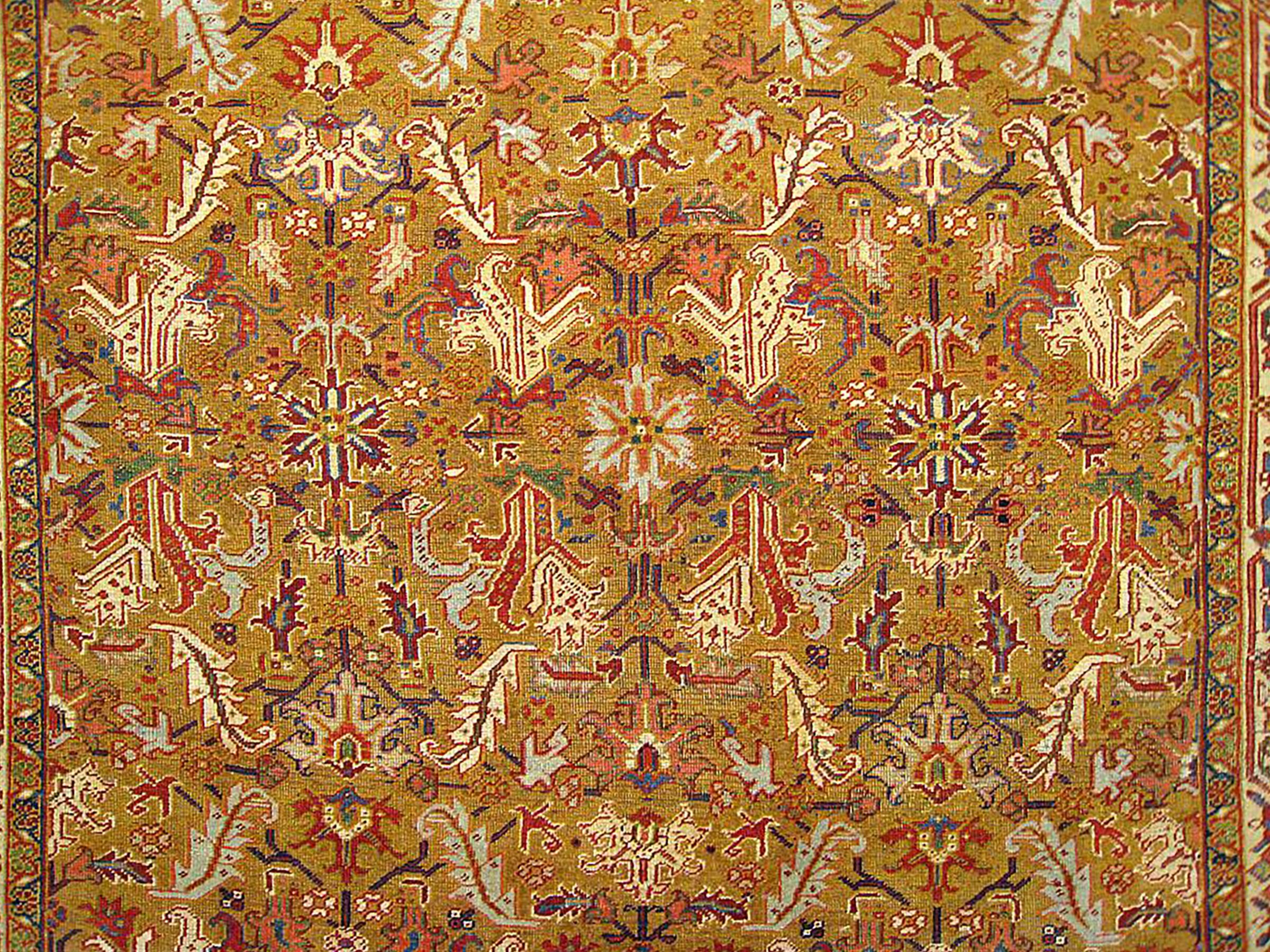 Perse Tapis persan ancien Heriz Oriental, taille de pièce, design symétrique en vente