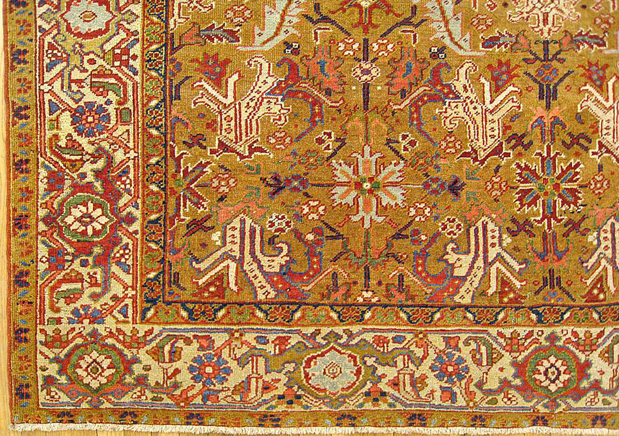 Tapis persan ancien Heriz Oriental, taille de pièce, design symétrique Bon état - En vente à New York, NY
