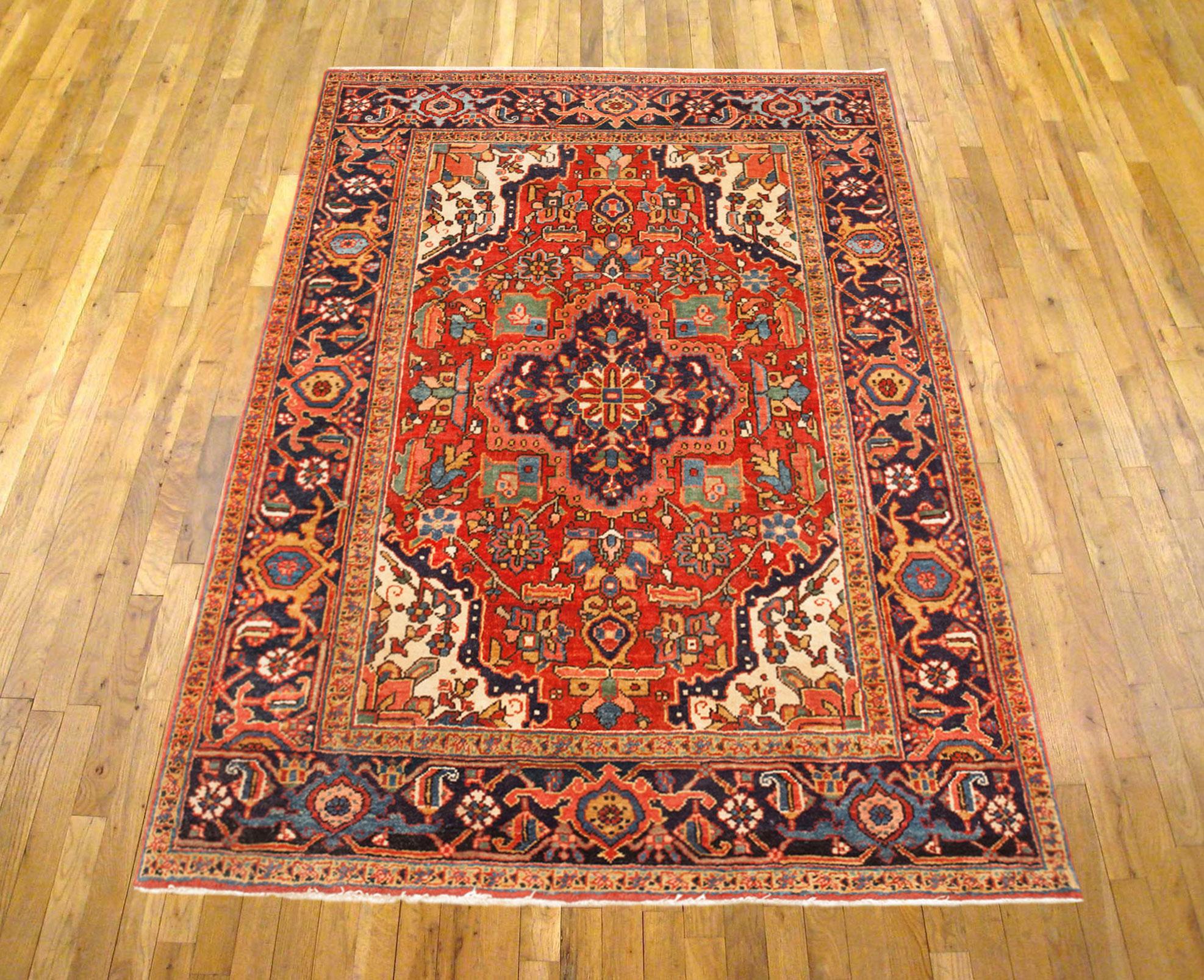 Vintage Persian Heriz Oriental rug, Small size

A vintage Persian Heriz oriental rug, size 5'8