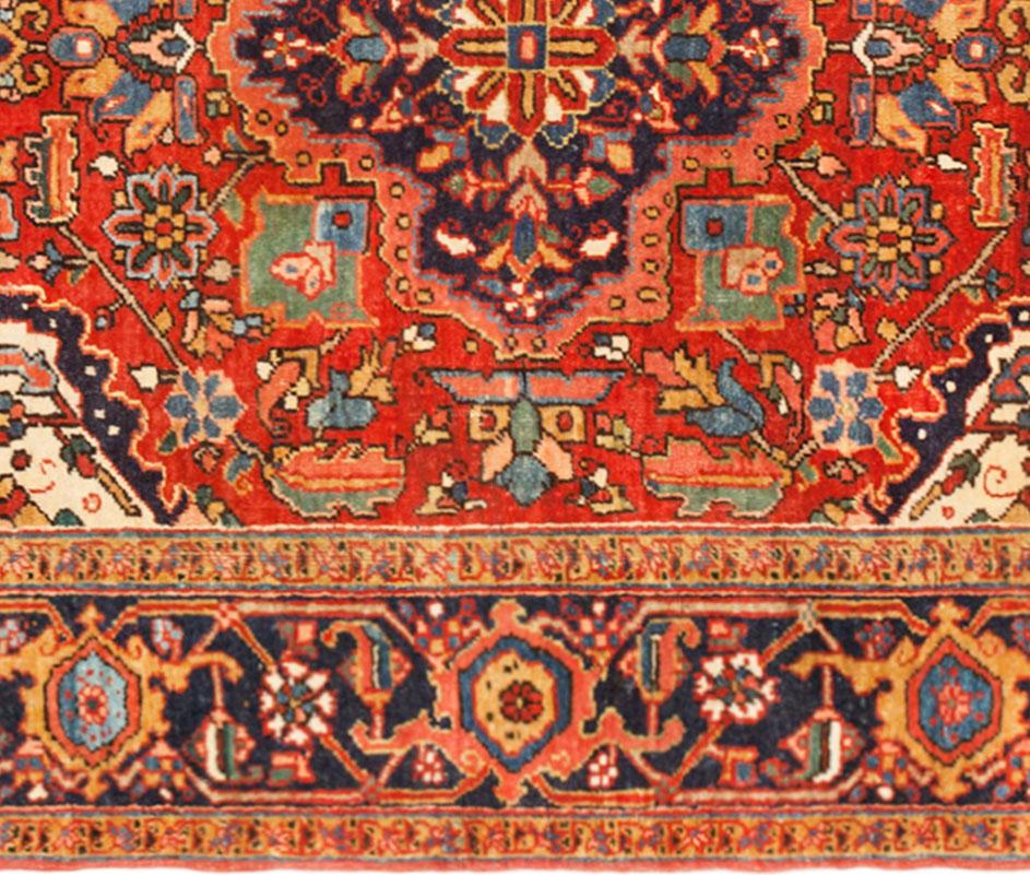 Antiker persischer Heriz- orientalischer Teppich, klein, mit Mittelmedaillon (Persisch) im Angebot
