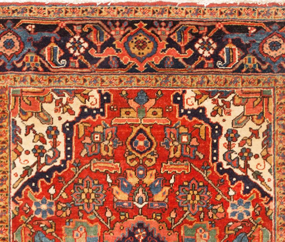 Antique Persian Heriz Oriental Rug, Small Size, W/ Central Medallion In Good Condition For Sale In New York, NY