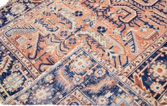 Antiker persischer Heriz-Teppich aus handgefertigter Wolle in Pfirsich mit Medaillonmuster