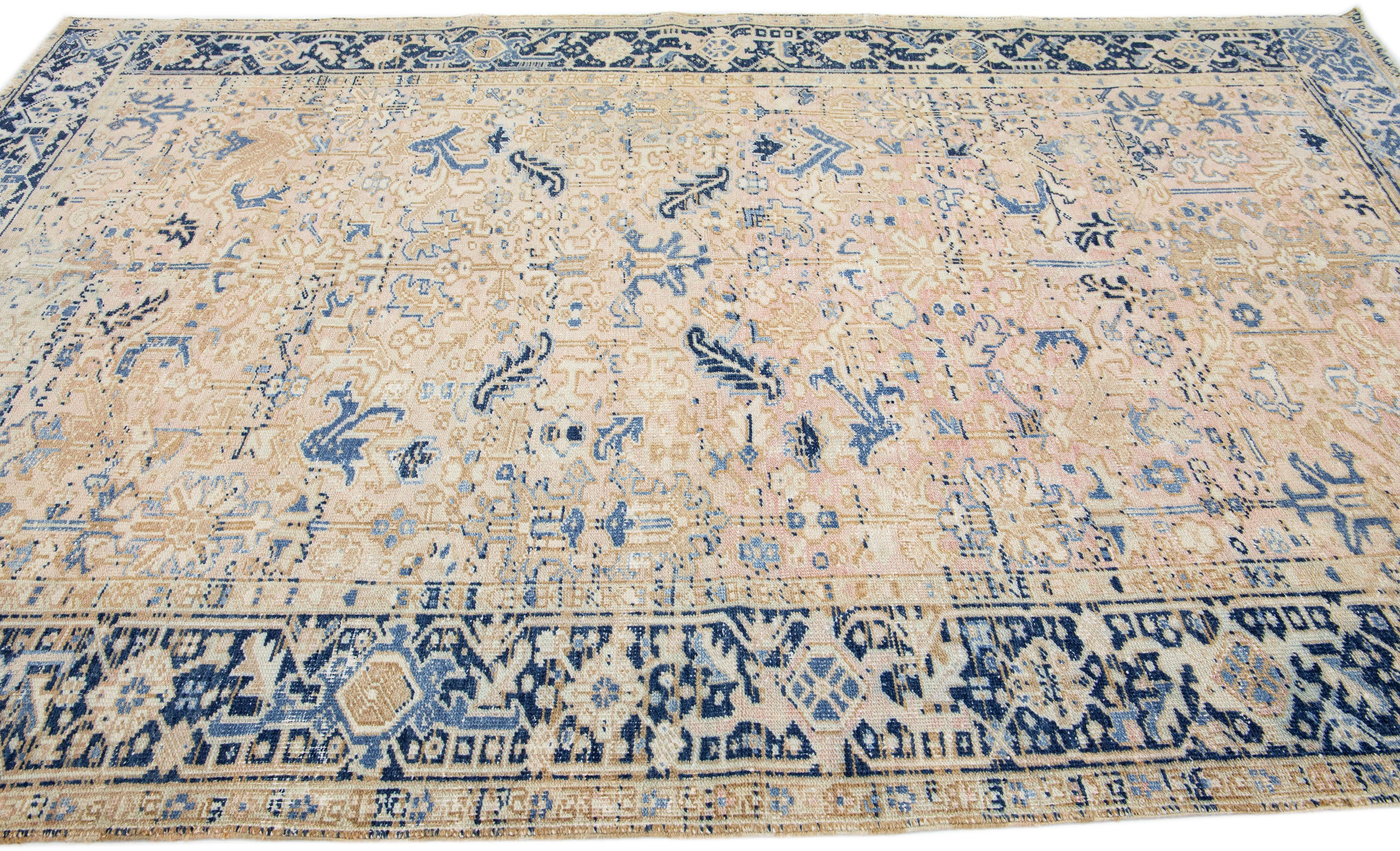 Antiker persischer Heriz-Teppich aus pfirsichfarbener Wolle mit handgefertigtem Motiv (Persisch) im Angebot