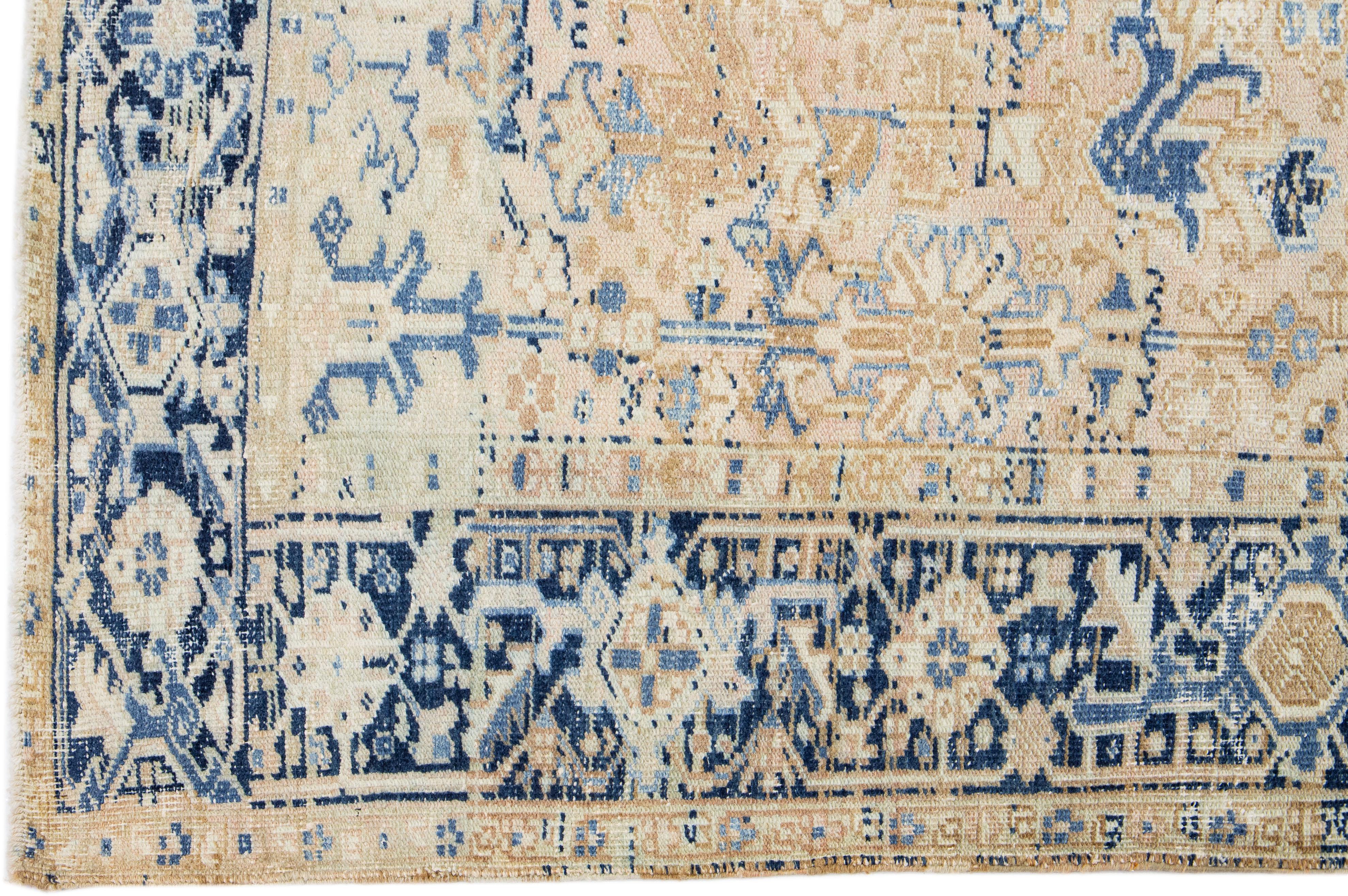 Antiker persischer Heriz-Teppich aus pfirsichfarbener Wolle mit handgefertigtem Motiv (Handgeknüpft) im Angebot