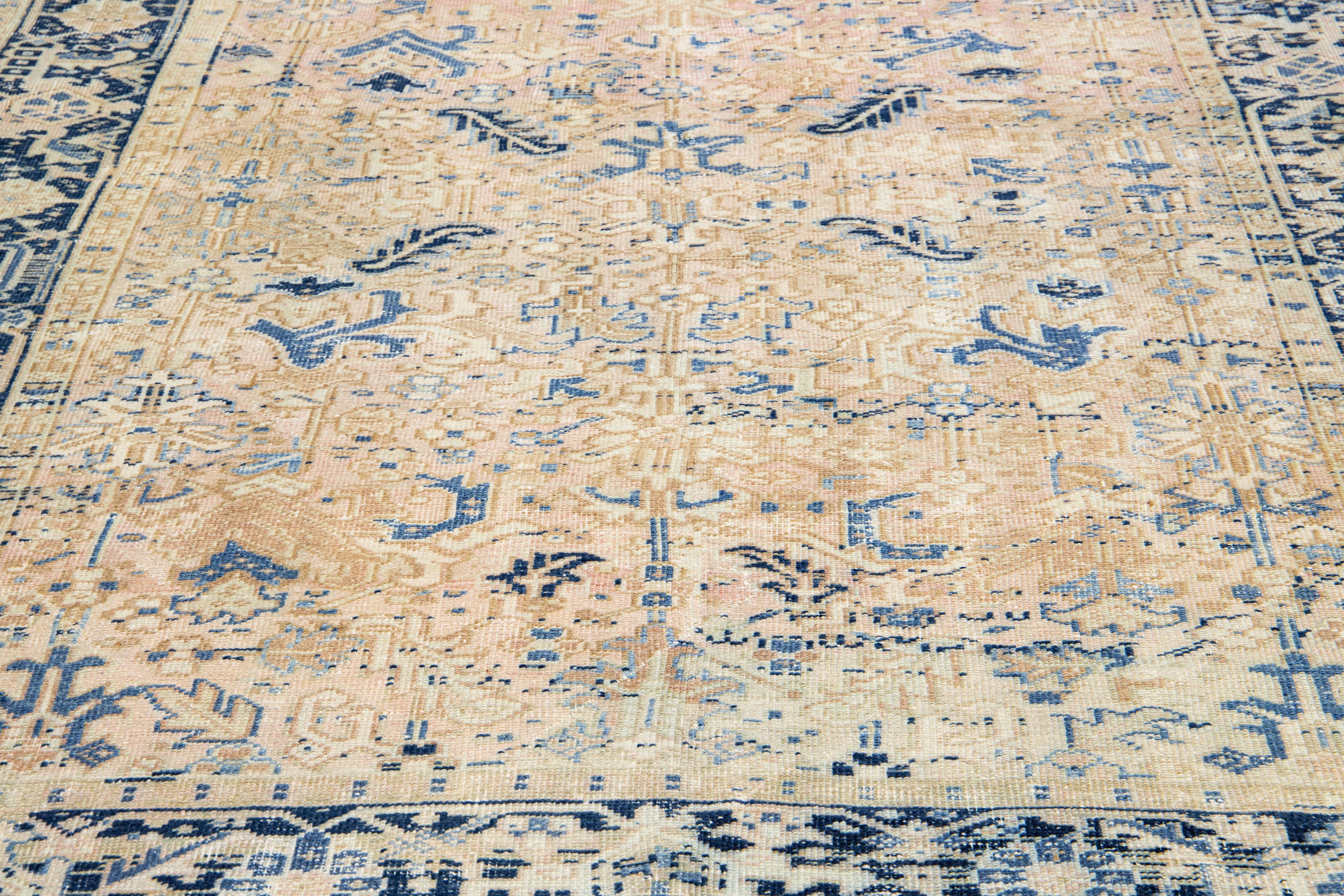 Antiker persischer Heriz-Teppich aus pfirsichfarbener Wolle mit handgefertigtem Motiv im Zustand „Hervorragend“ im Angebot in Norwalk, CT