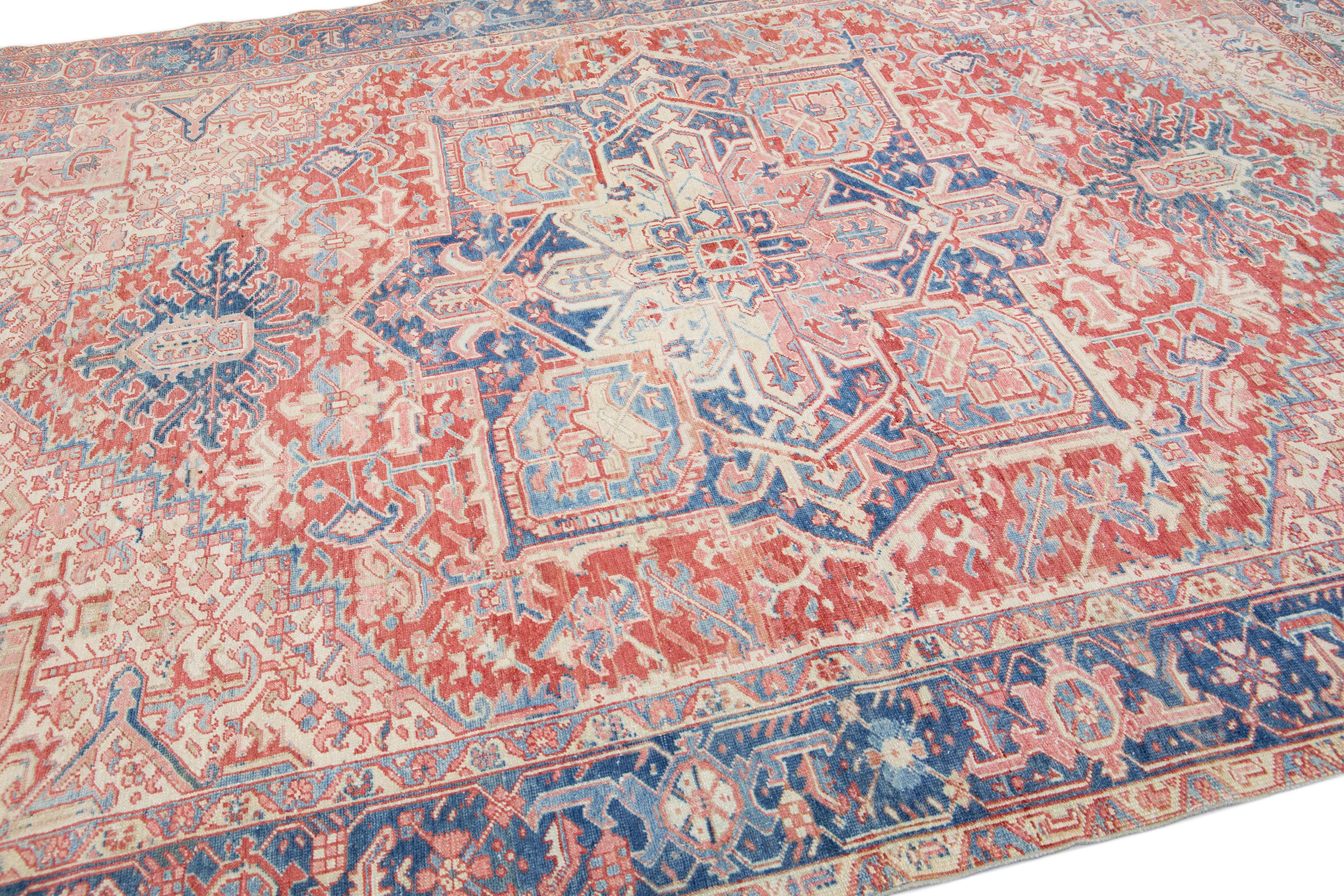 Alfombra persa antigua de lana Heriz rosa hecha a mano con diseño de medallones, tamaño de la habitación Persa en venta