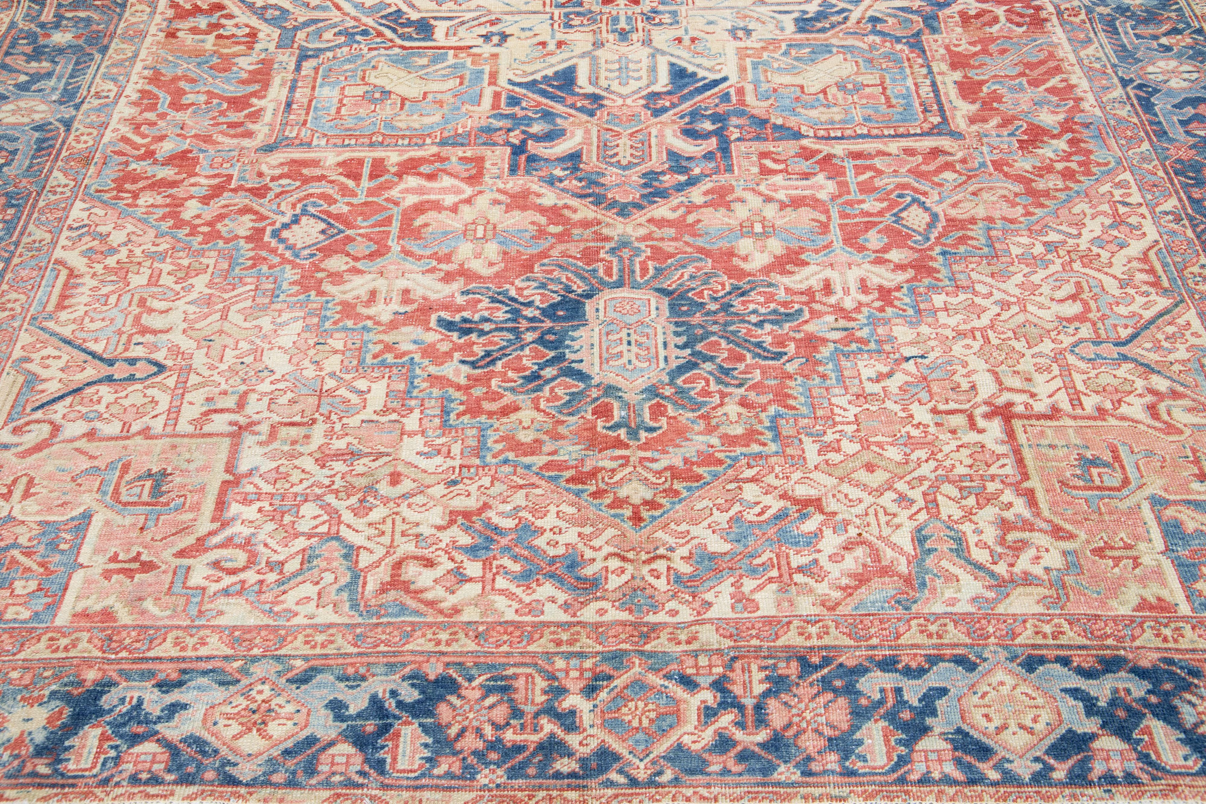 Alfombra persa antigua de lana Heriz rosa hecha a mano con diseño de medallones, tamaño de la habitación en Bueno estado para la venta en Norwalk, CT