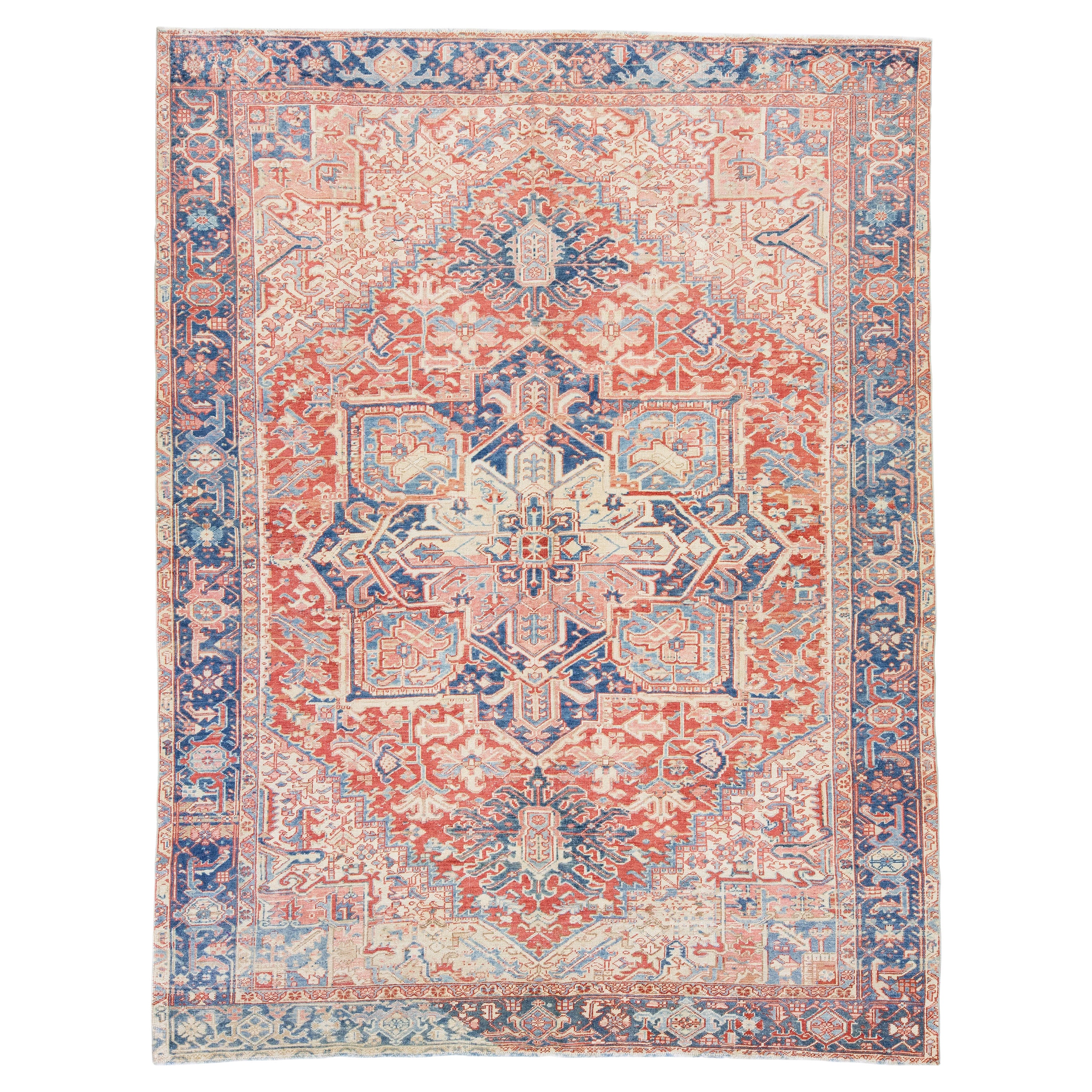 Tapis persan ancien Heriz rose en laine fait à la main avec motif de médaillon