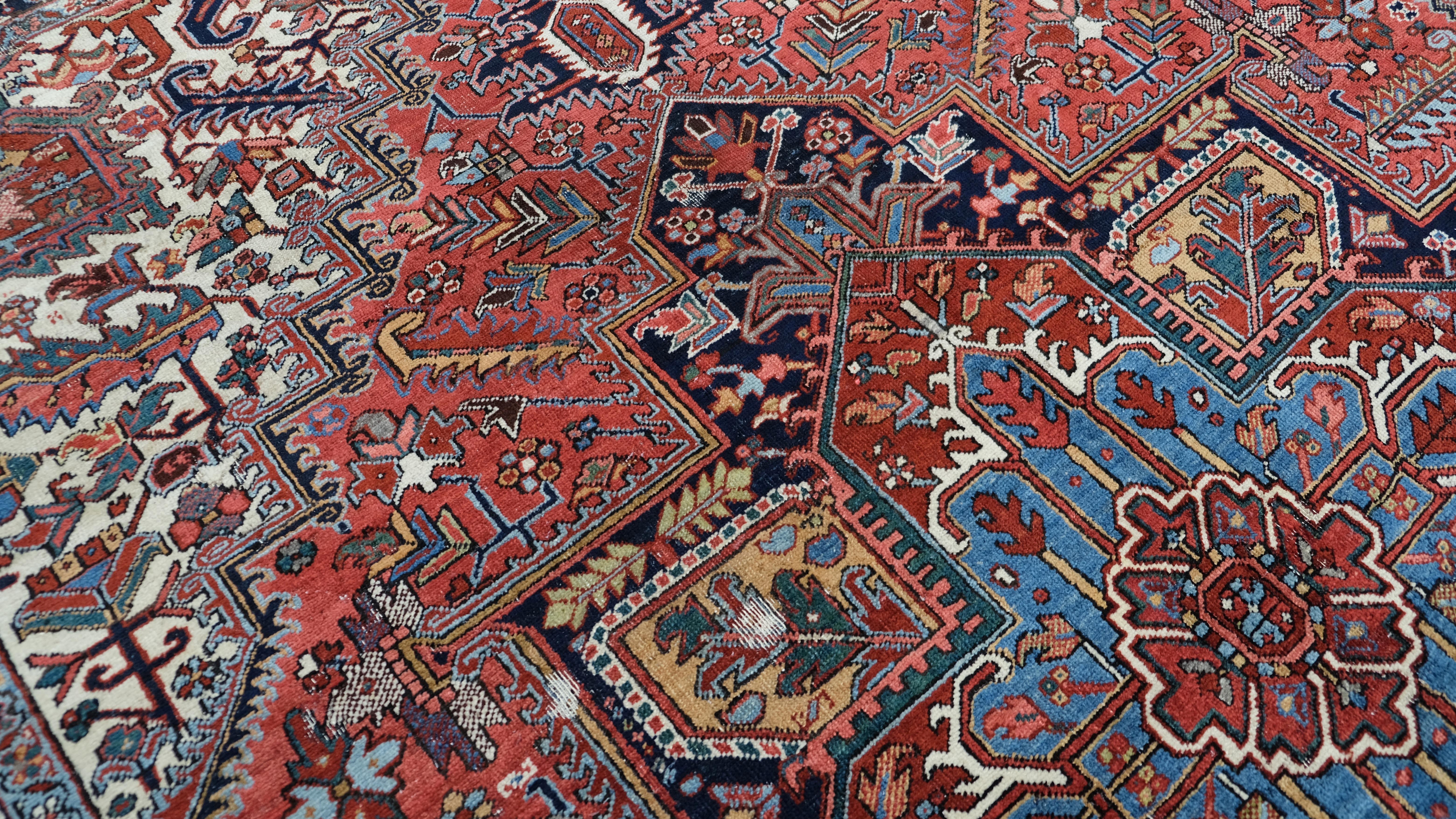 Antike persische Heriz-Rote und blaue 8'x11'5'' um 1920 (Asiatisch) im Angebot