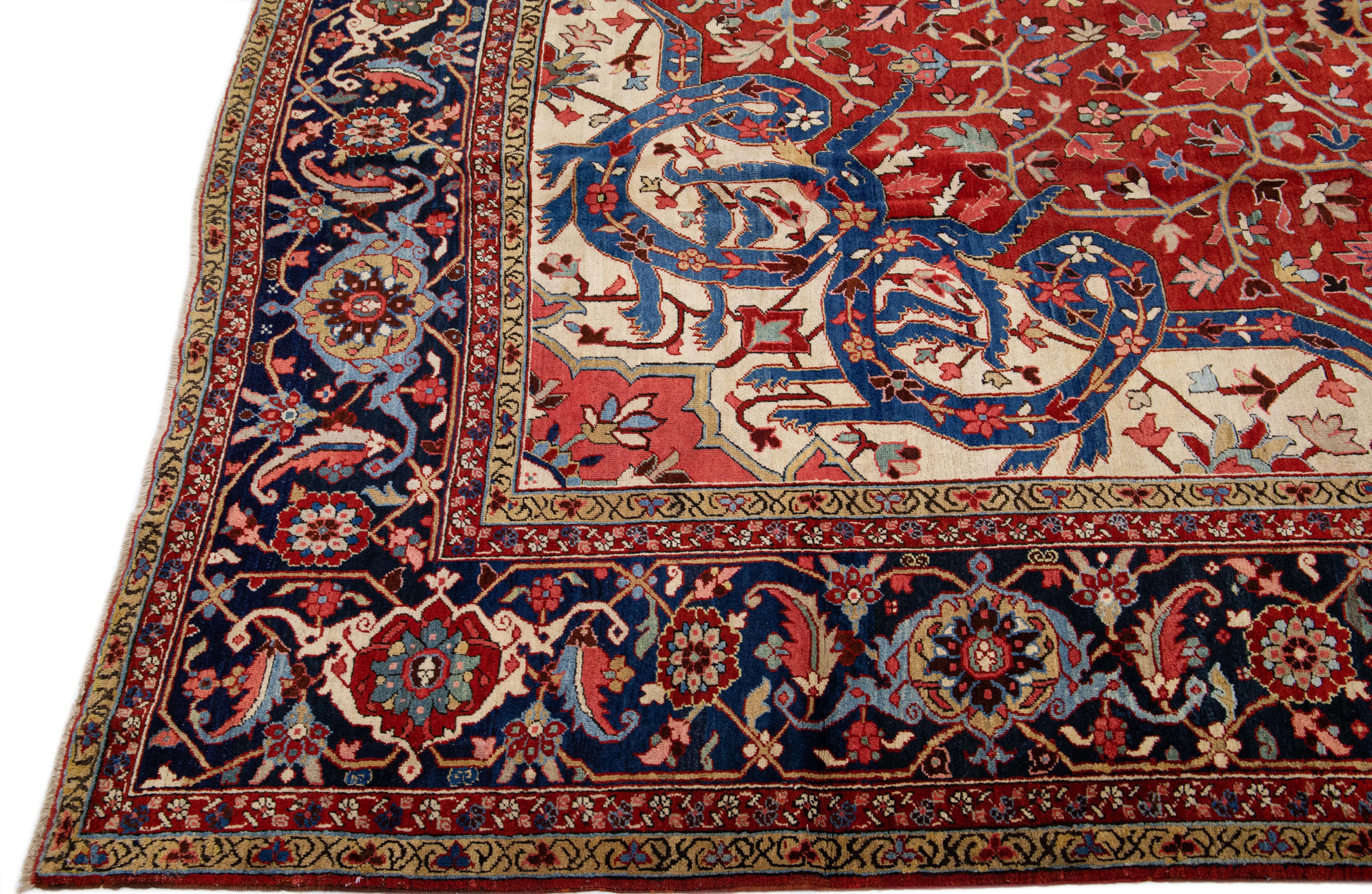 Noué à la main Ancien tapis persan Heriz rouge en laine fait à la main avec motif de médaillon en vente