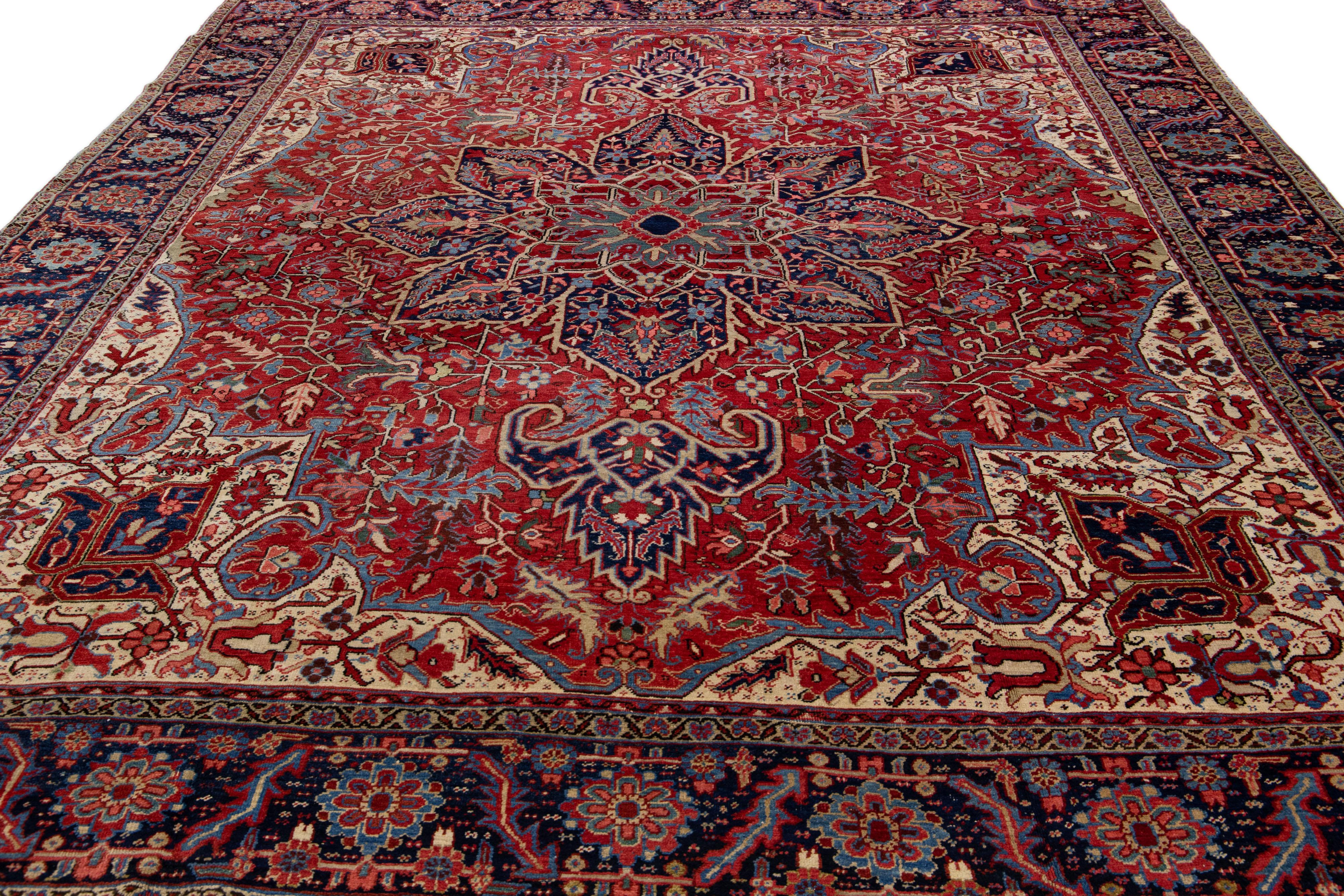 Heriz Serapi Tapis persan Heriz rouge fait à la main avec motif de médaillon multicolore en vente