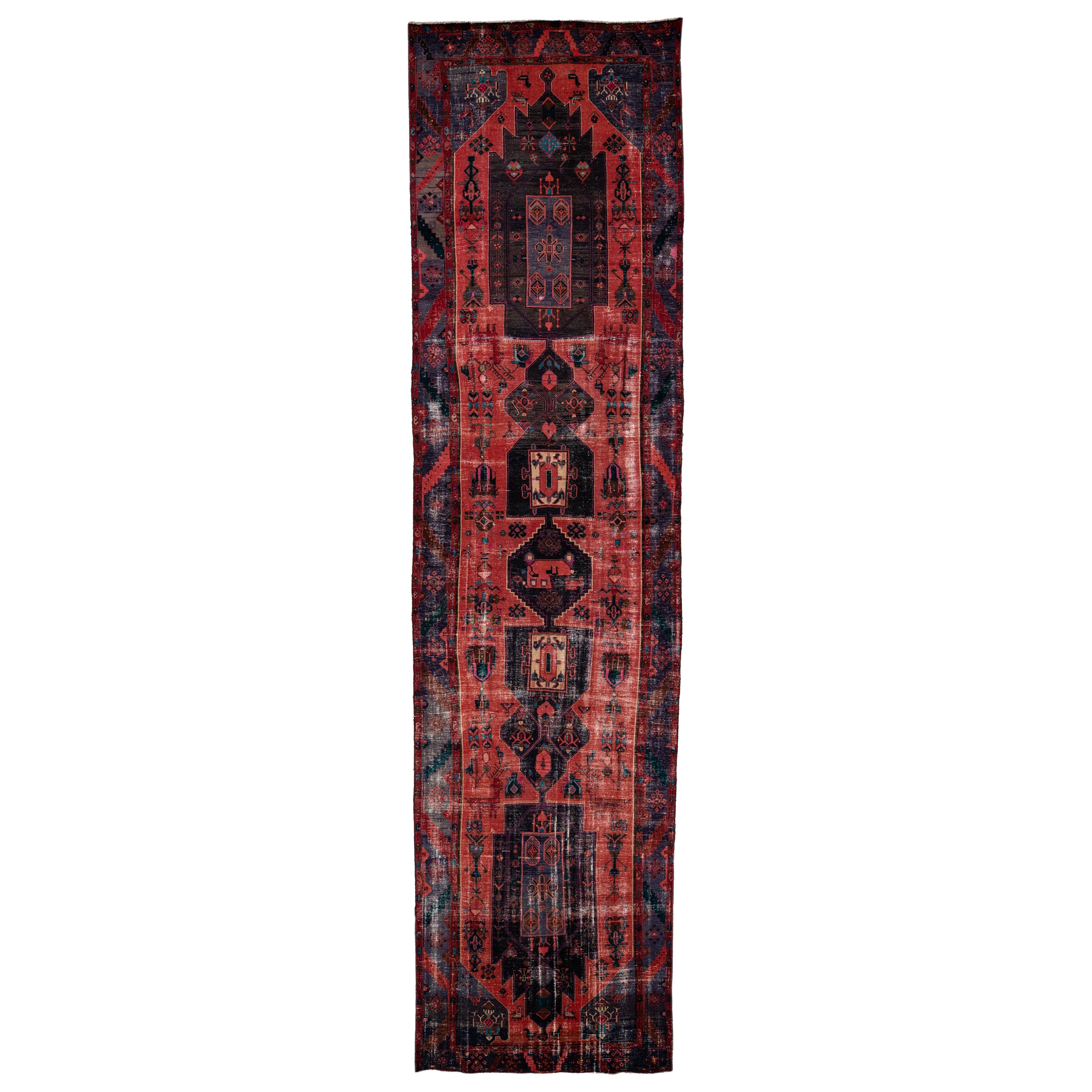 Tapis de couloir persan ancien en laine rouge Heriz fait à la main avec motif tribal multicolore