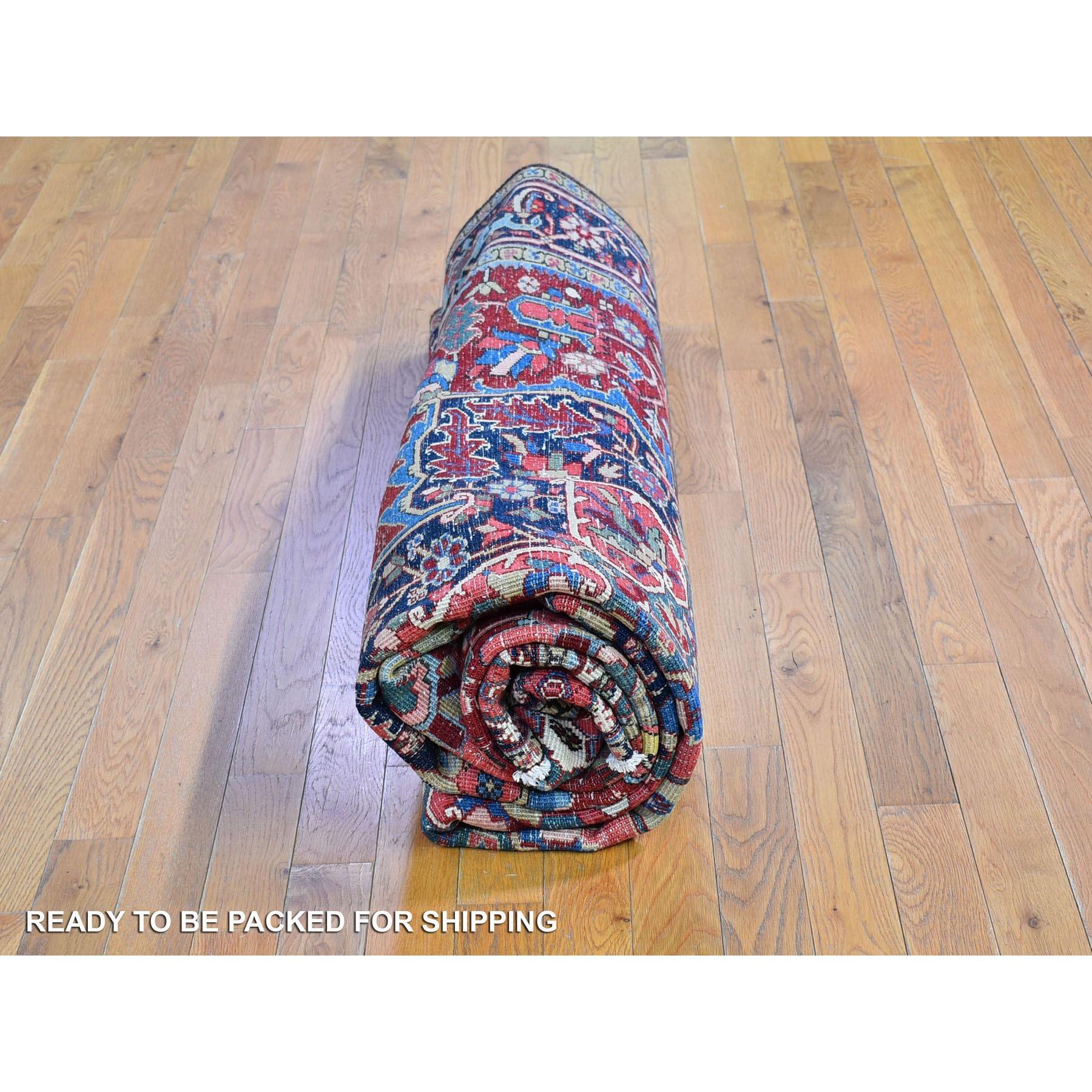 Tapis persan ancien Heriz rouge brillant et vif teinté en laine nouée à la main en vente 2
