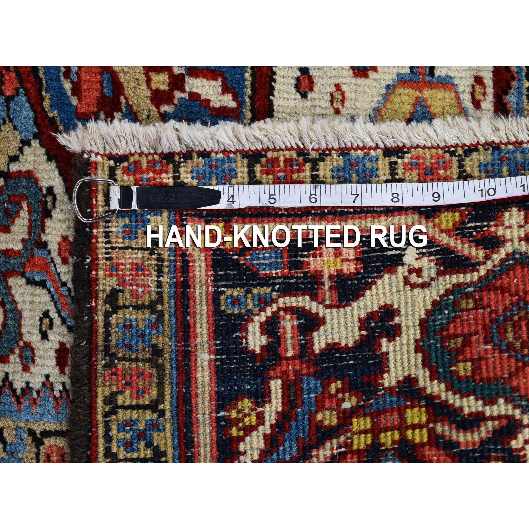 Tapis persan ancien Heriz rouge brillant et vif teinté en laine nouée à la main en vente 4