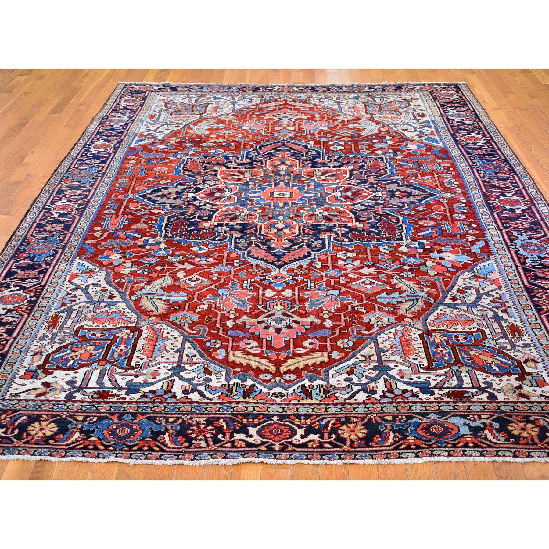 Heriz Serapi Tapis persan ancien Heriz rouge brillant et vif teinté en laine nouée à la main en vente