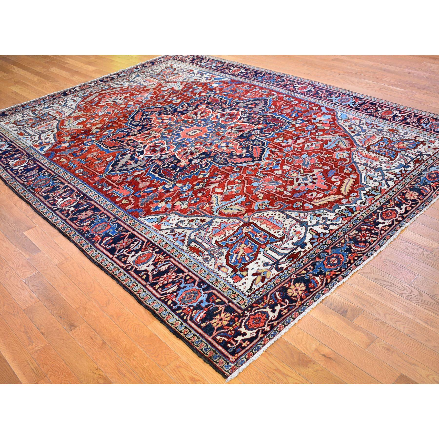 Perse Tapis persan ancien Heriz rouge brillant et vif teinté en laine nouée à la main en vente