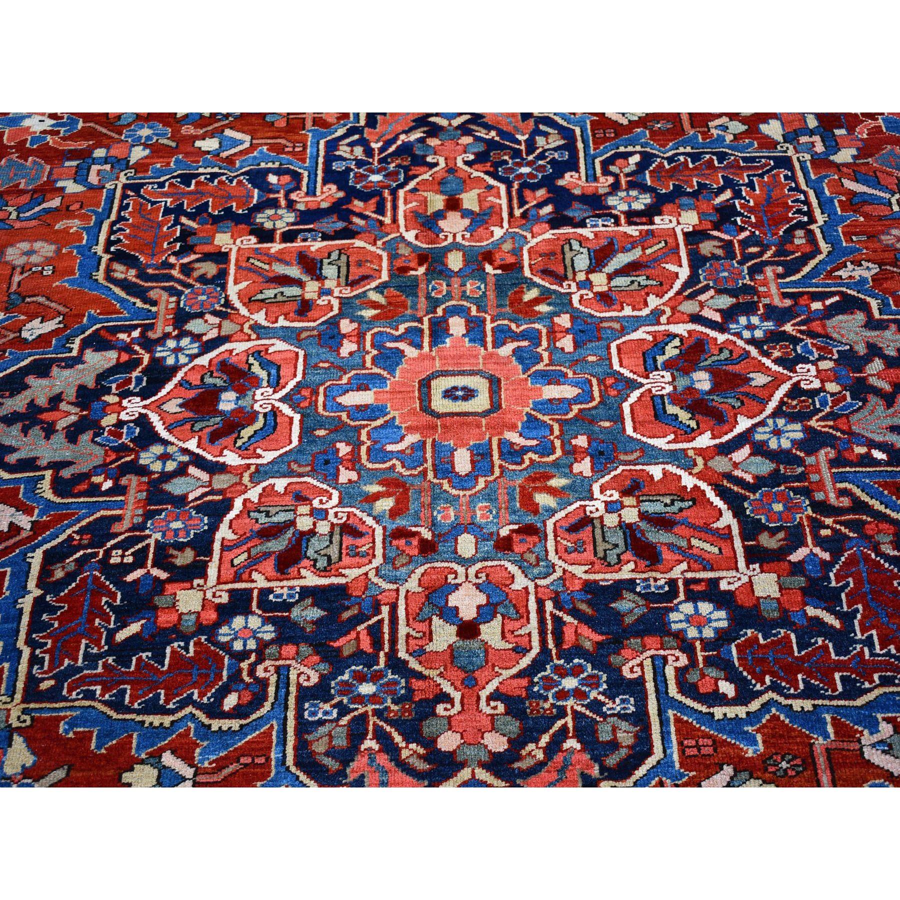 Noué à la main Tapis persan ancien Heriz rouge brillant et vif teinté en laine nouée à la main en vente