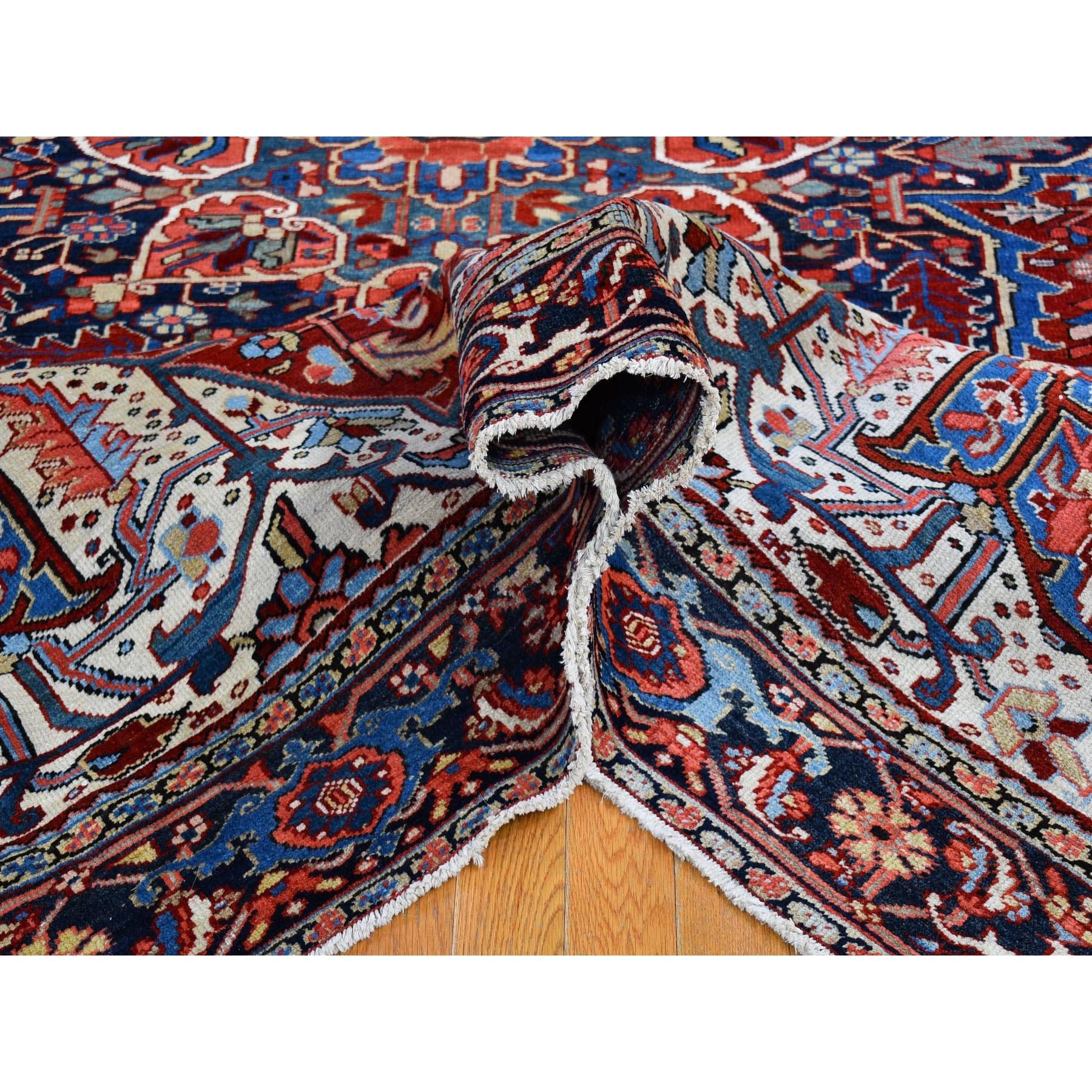 Tapis persan ancien Heriz rouge brillant et vif teinté en laine nouée à la main Bon état - En vente à Carlstadt, NJ